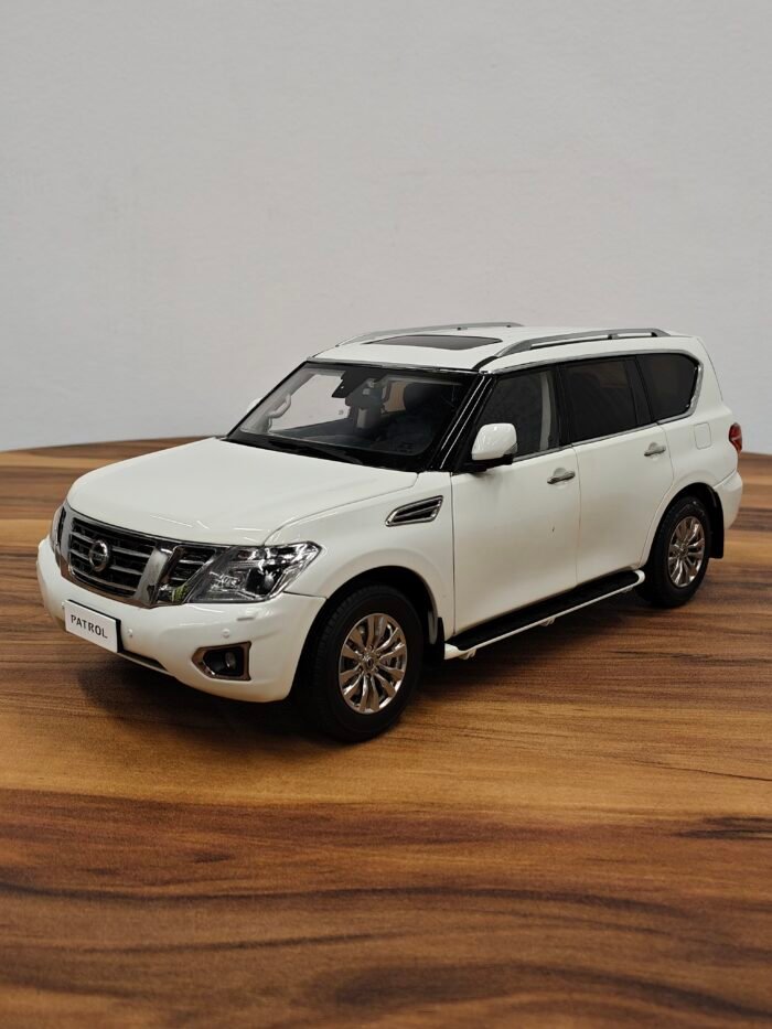 Nissan Patrol  2018 V5.6 (White) 1:18