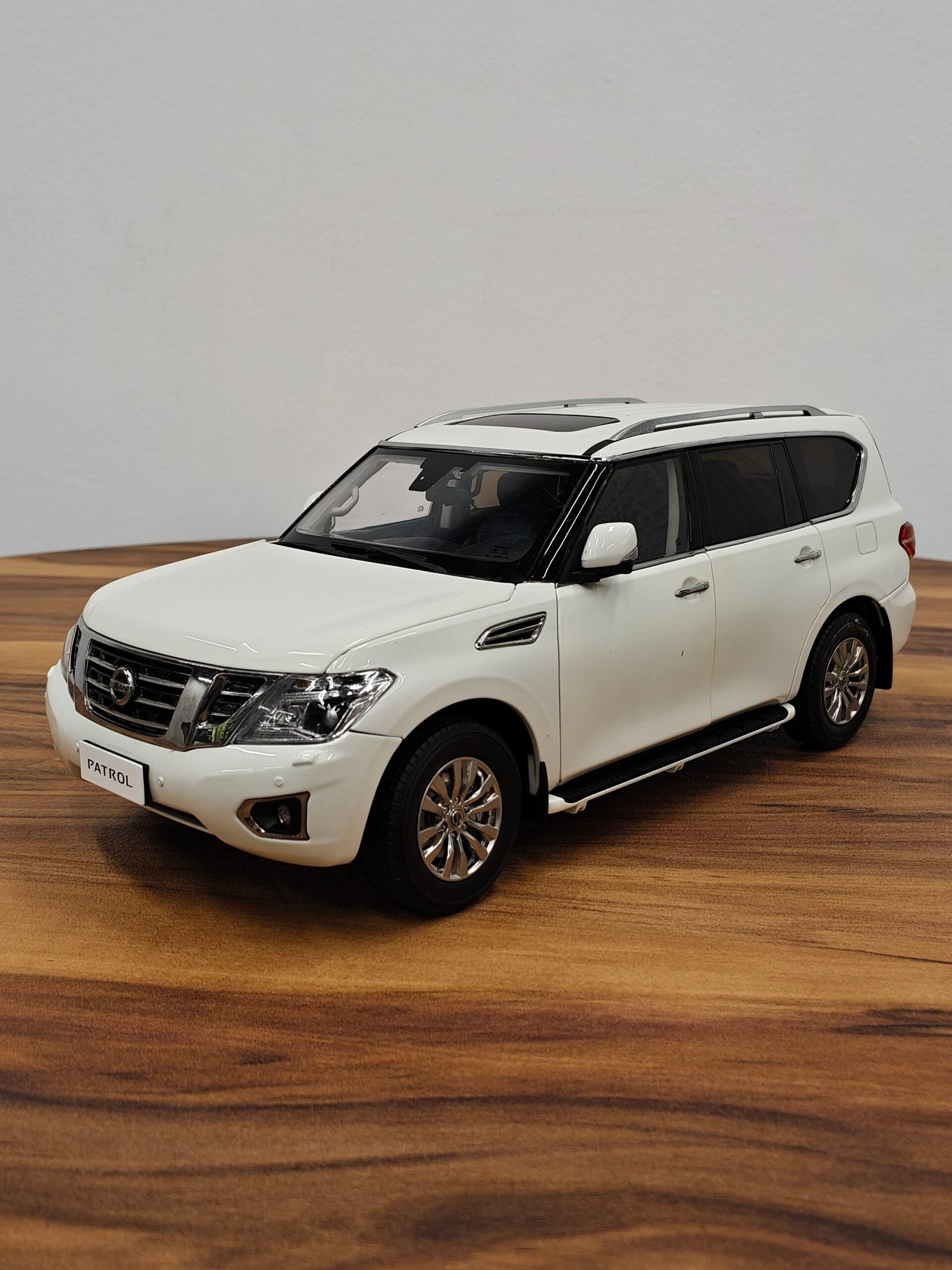 Nissan Patrol  2018 V5.6 (White) 1:18