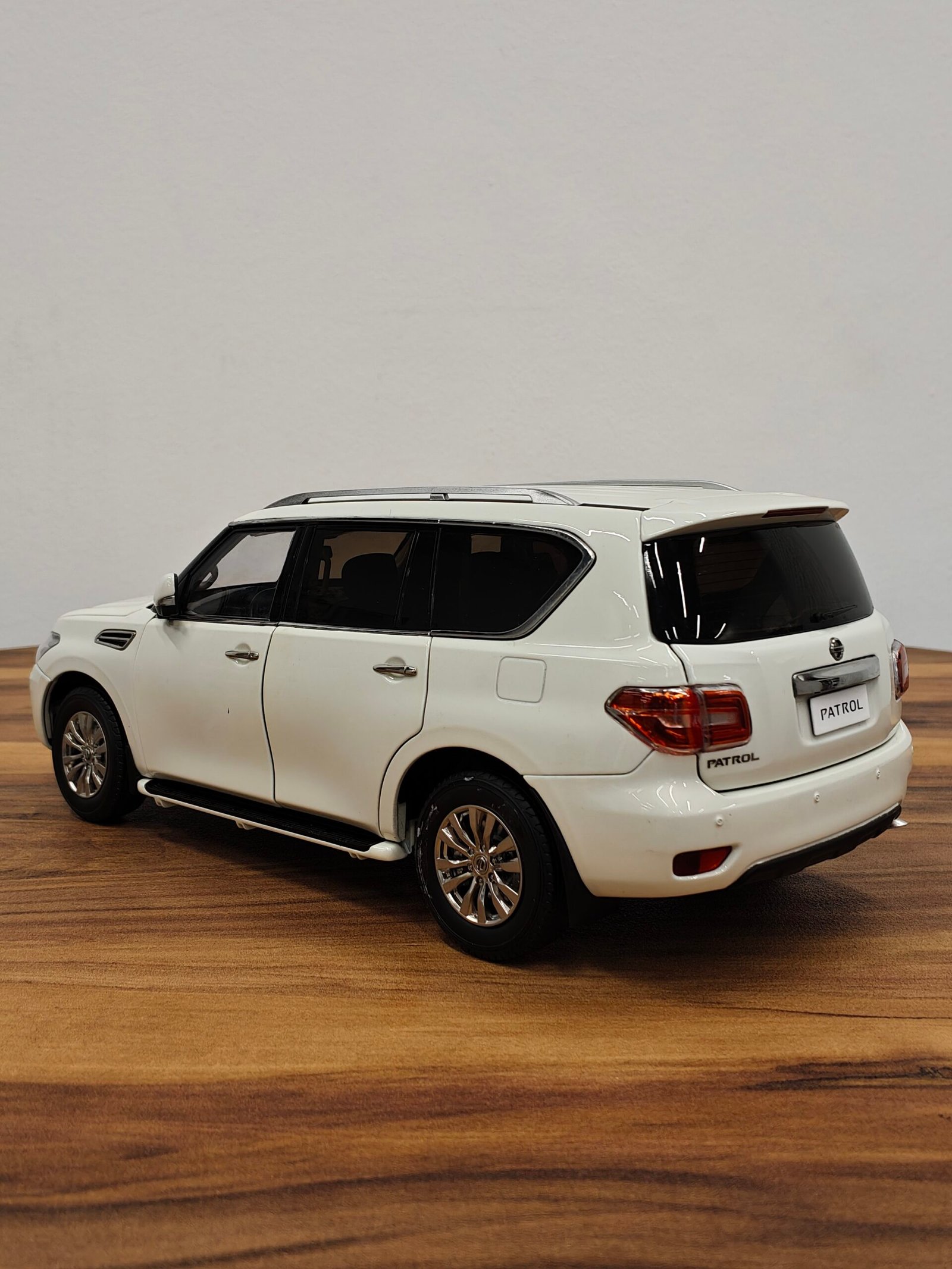 Nissan Patrol  2018 V5.6 (White) 1:18 - Image 3