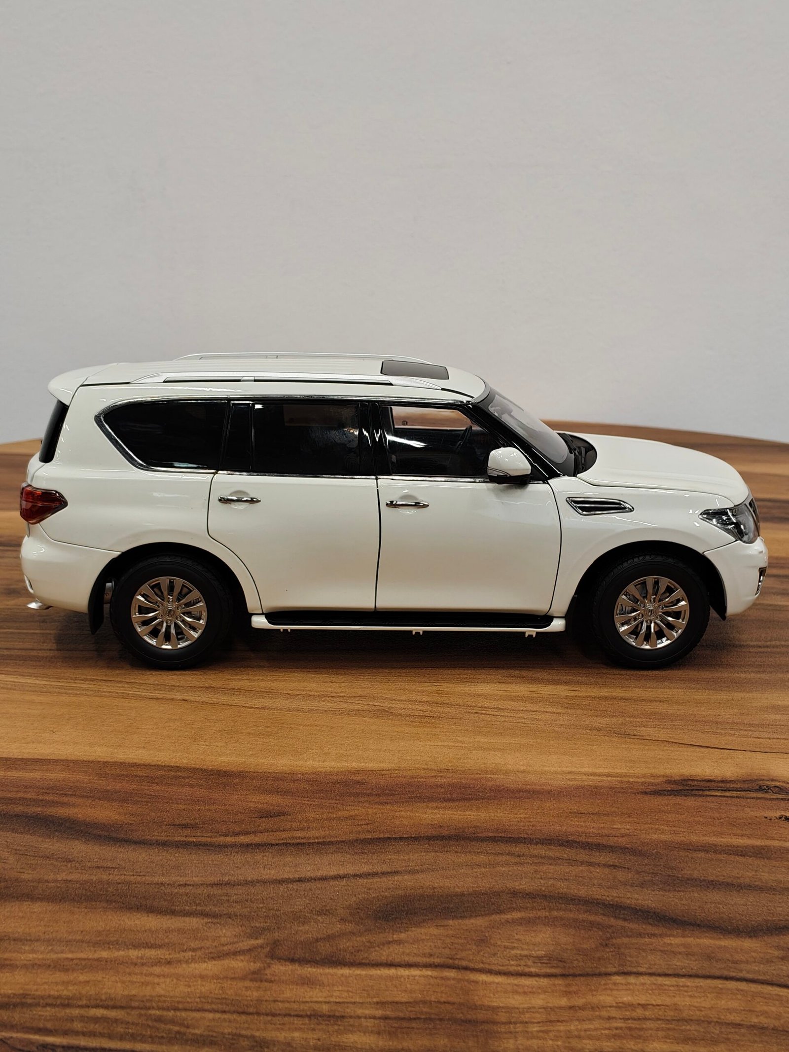 Nissan Patrol  2018 V5.6 (White) 1:18 - Image 2