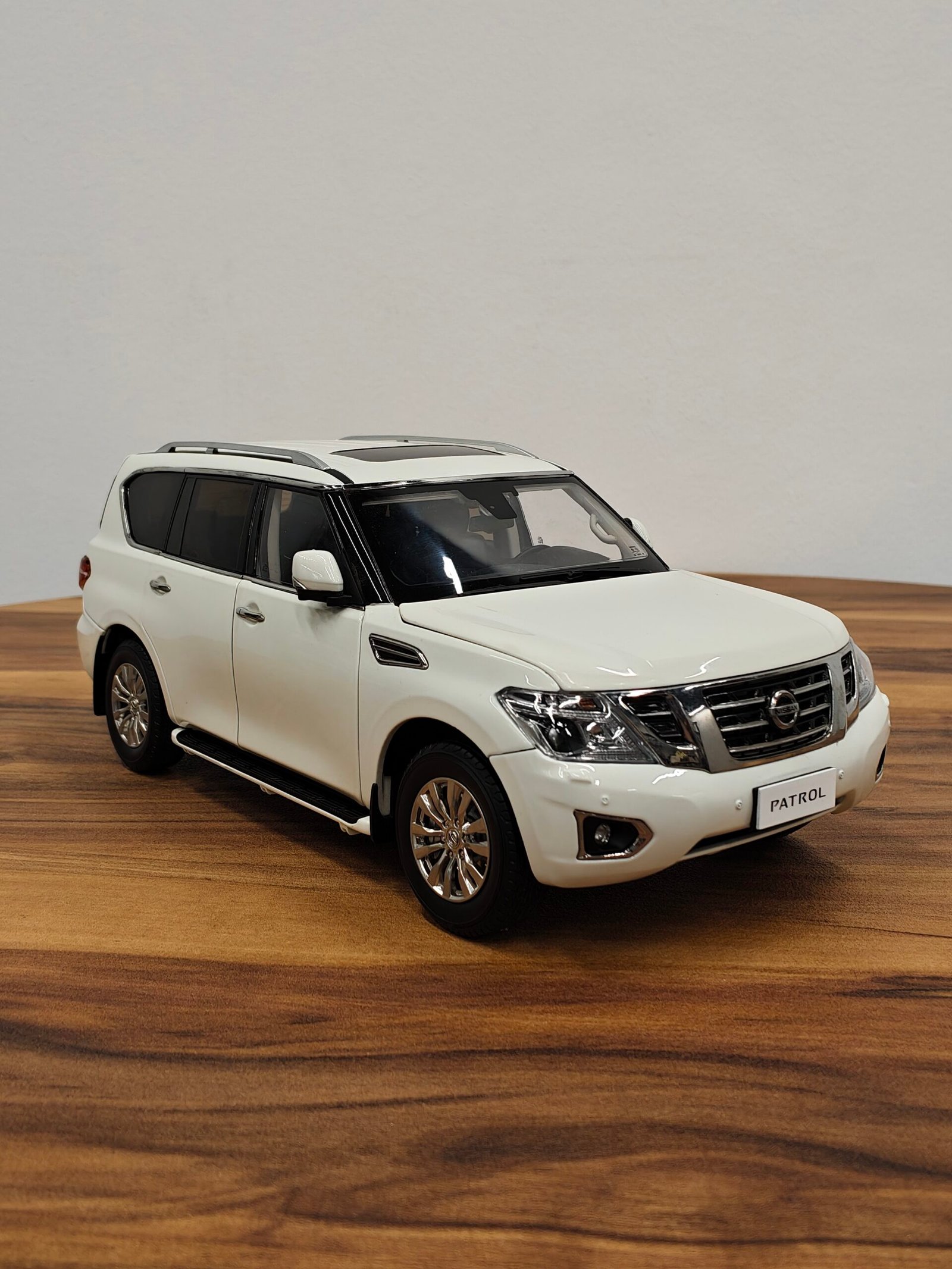 Nissan Patrol  2018 V5.6 (White) 1:18 - Image 4