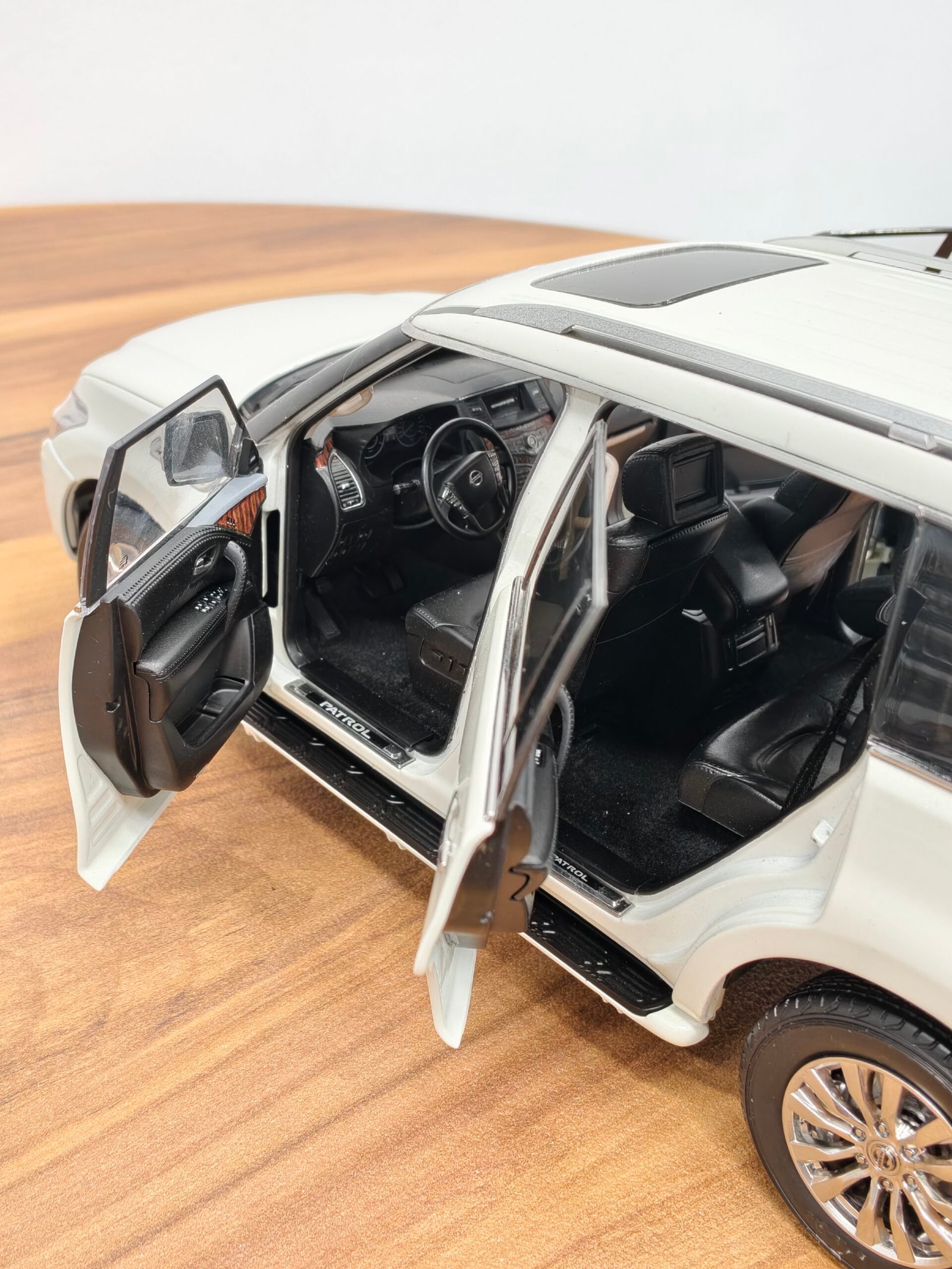Nissan Patrol  2018 V5.6 (White) 1:18 - Image 5