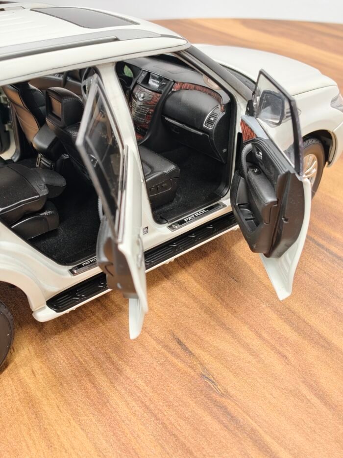 Nissan Patrol  2018 V5.6 (White) 1:18 - Image 6