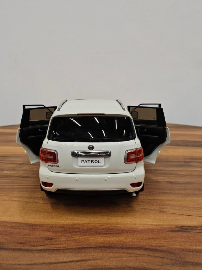 Nissan Patrol  2018 V5.6 (White) 1:18 - Image 7