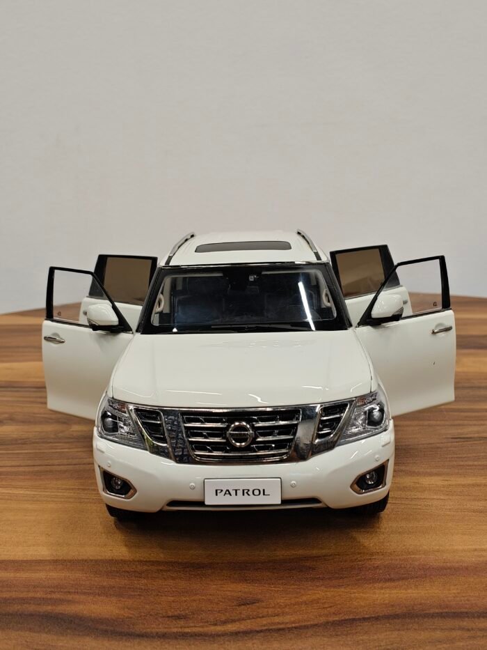 Nissan Patrol  2018 V5.6 (White) 1:18 - Image 8