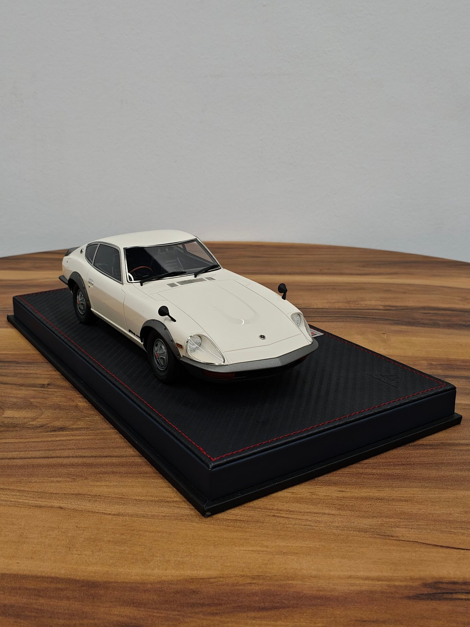 Nissan Fairlady 240ZG (HS30)1971 (Grand prix White) 1:18 - Image 4