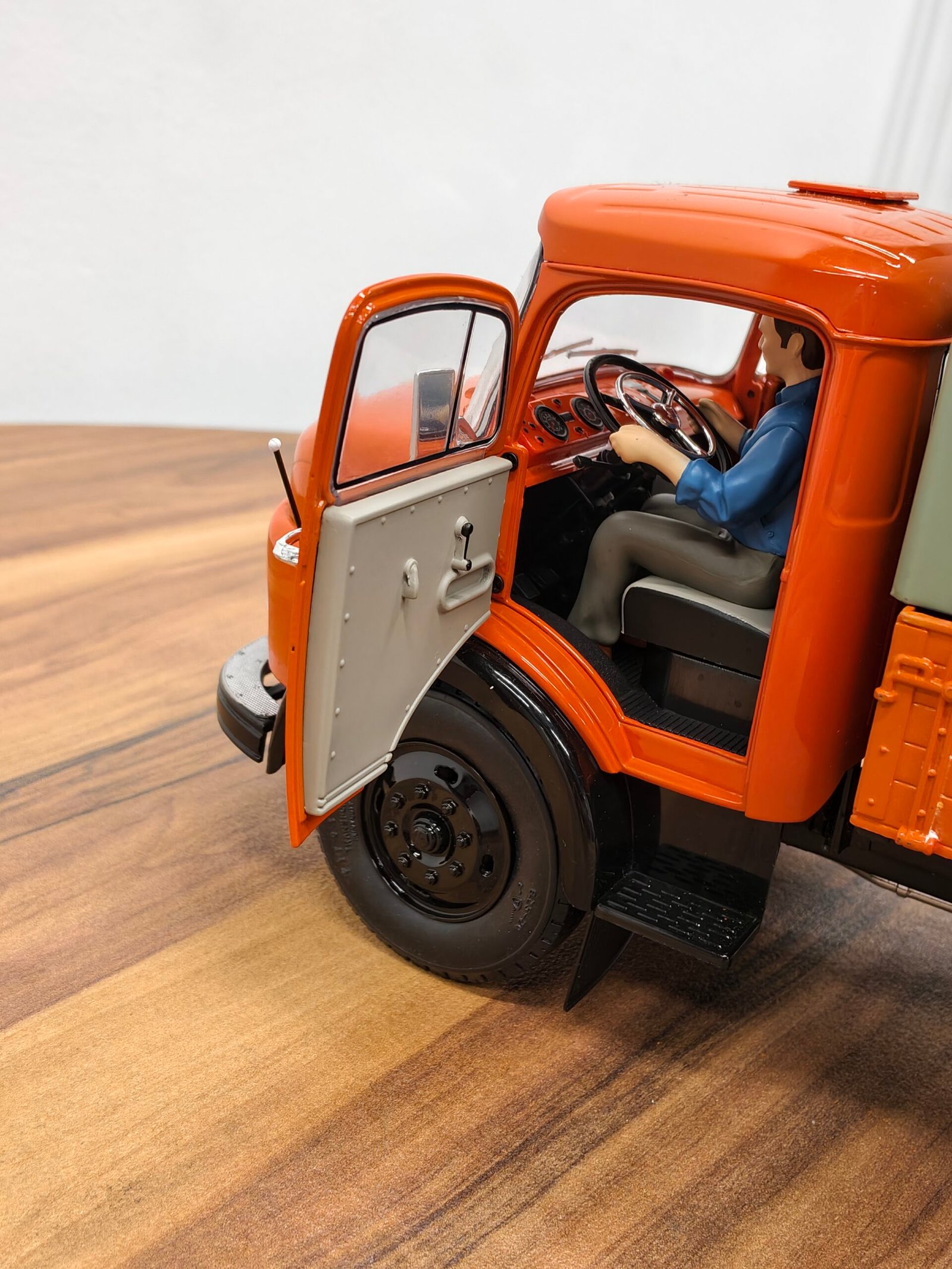 Mercedes-Benz L911 (Orange) Scale 1/18 - Image 5