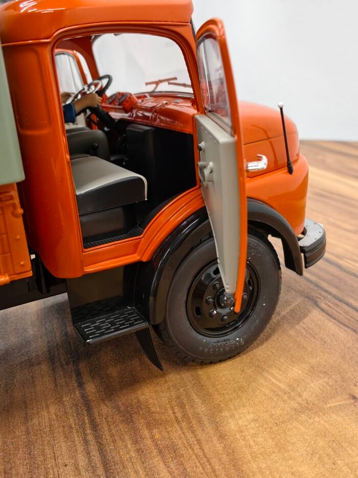 Mercedes-Benz L911 (Orange) Scale 1/18 - Image 6