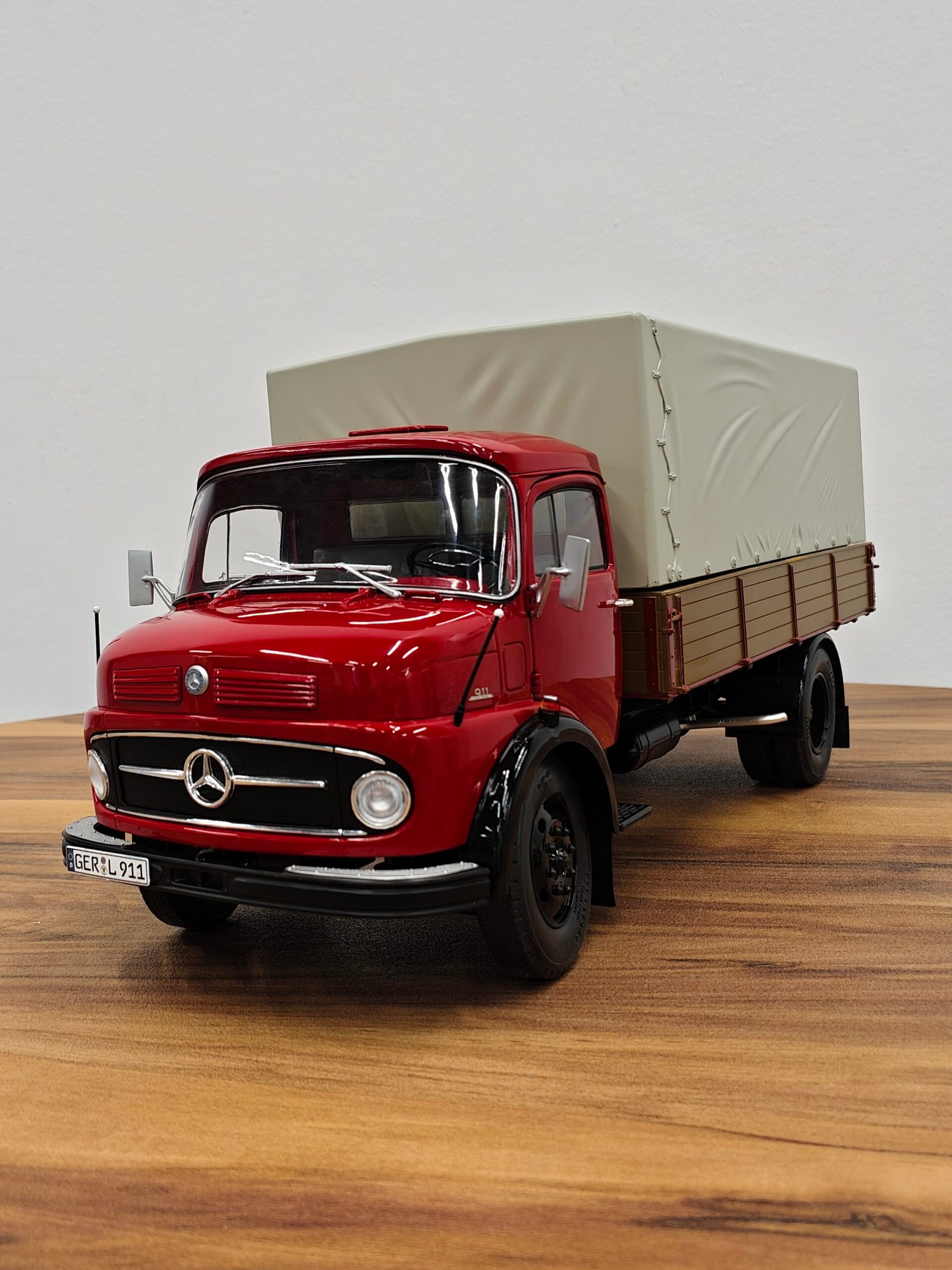 Mercedes-Benz L911 (Red) Scale 1/18