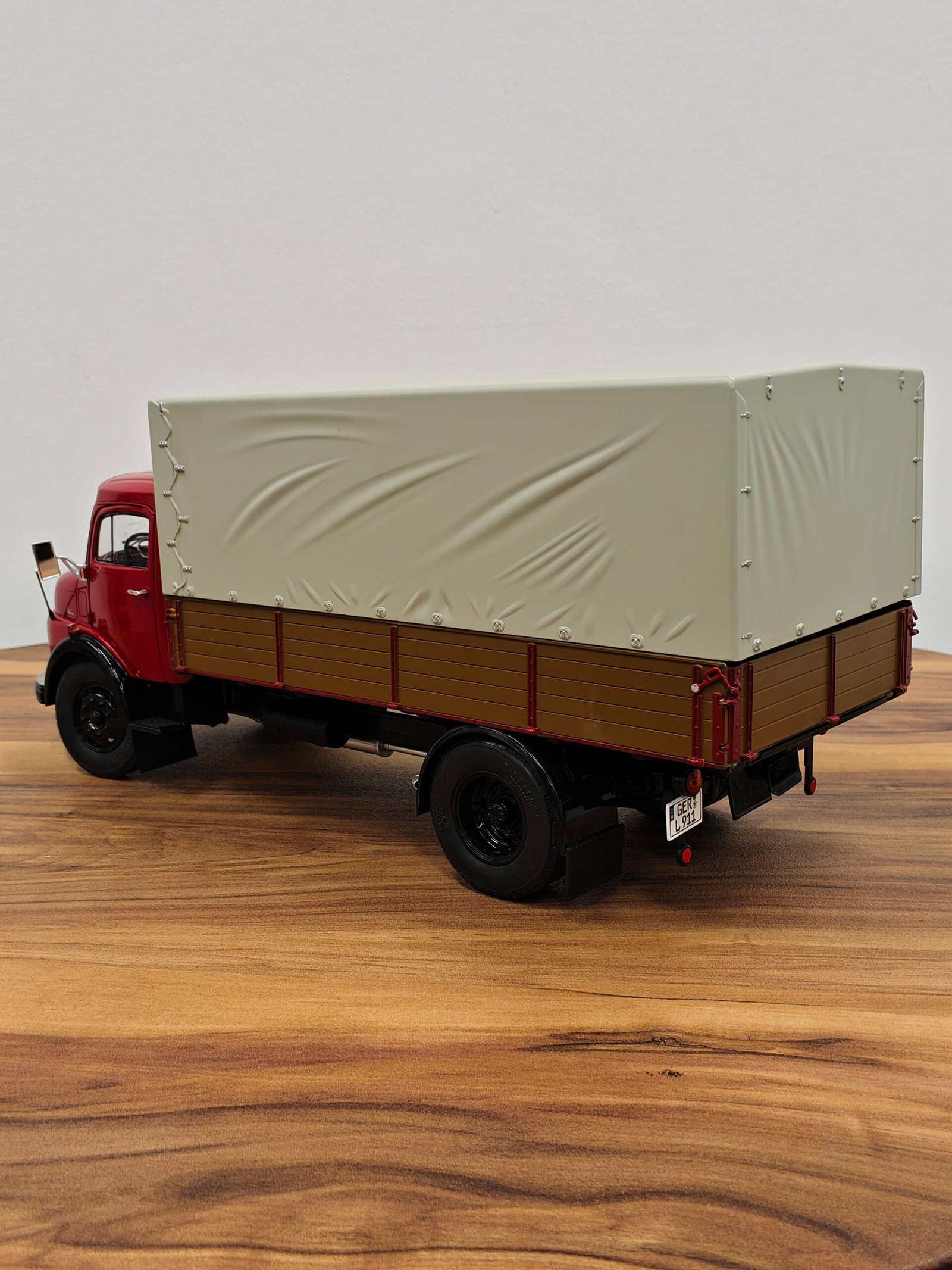 Mercedes-Benz L911 (Red) Scale 1/18 - Image 2
