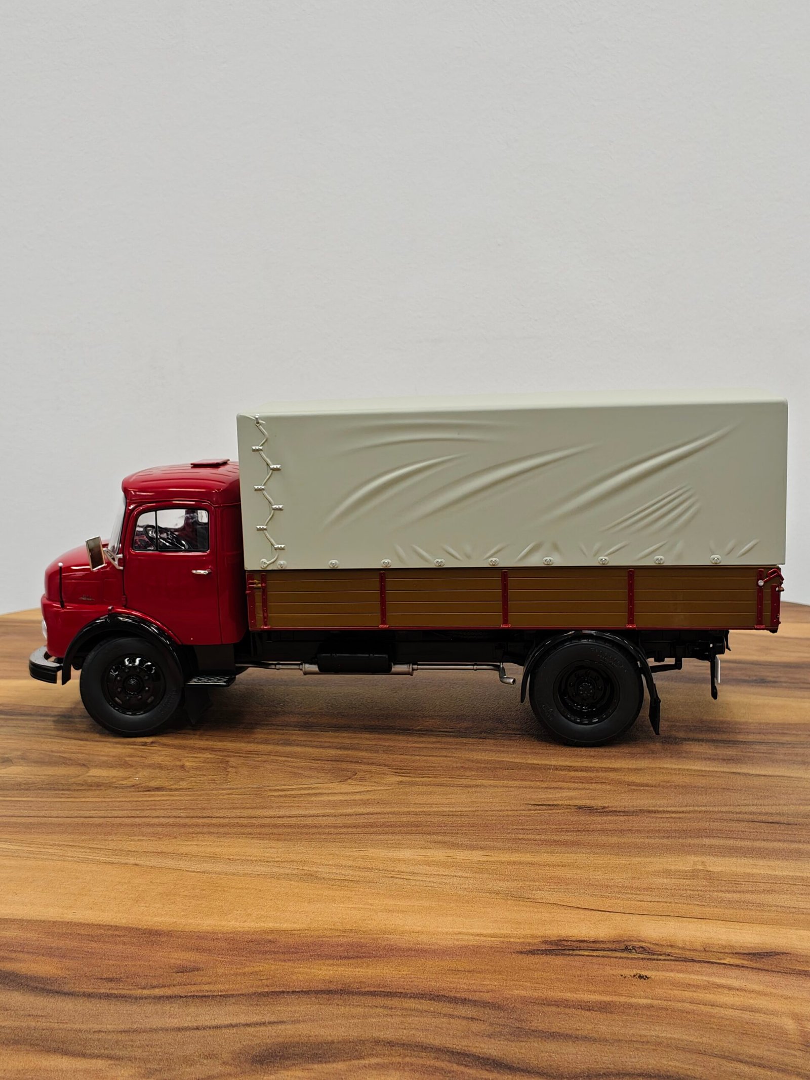 Mercedes-Benz L911 (Red) Scale 1/18 - Image 3
