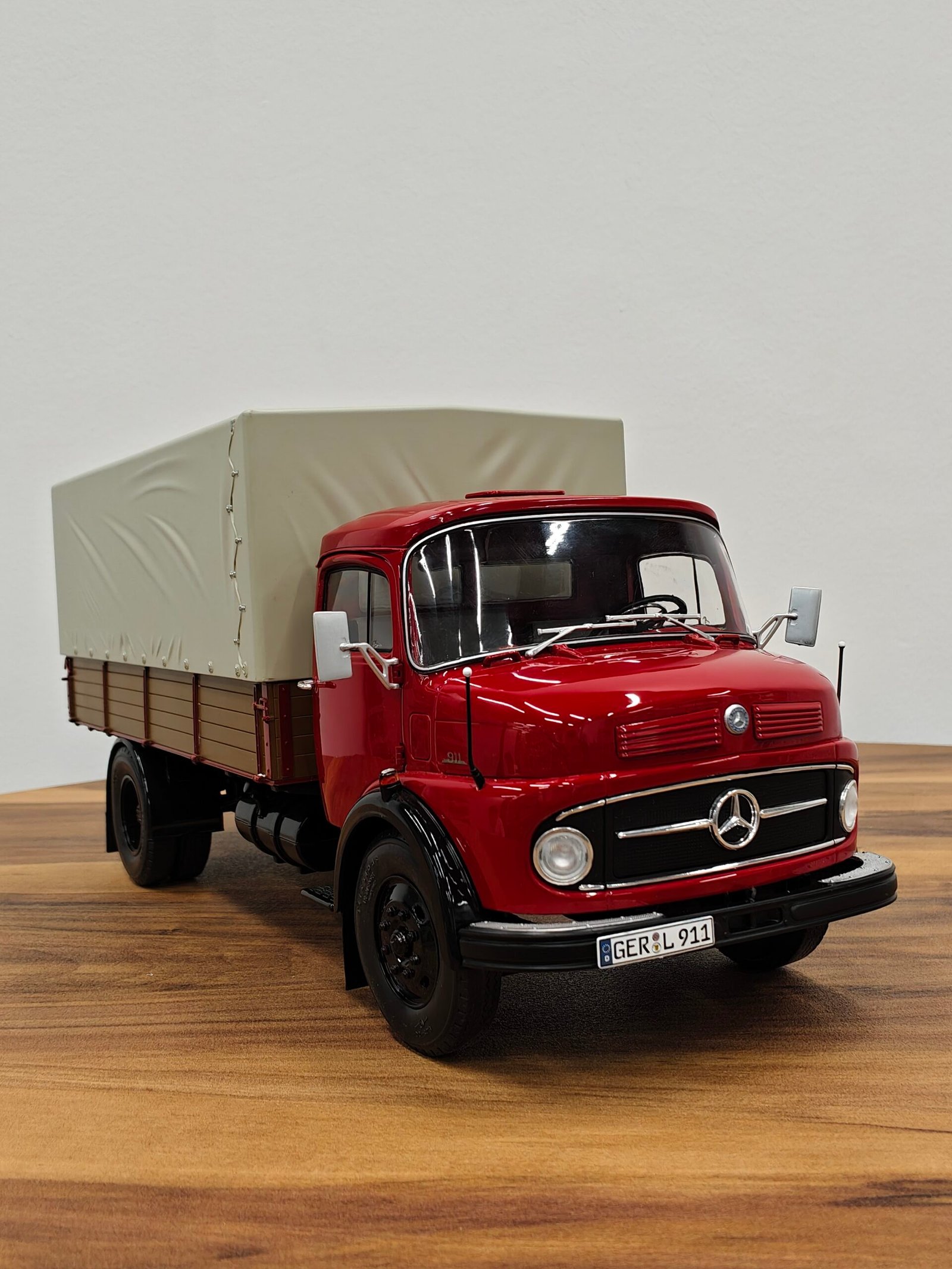 Mercedes-Benz L911 (Red) Scale 1/18 - Image 4