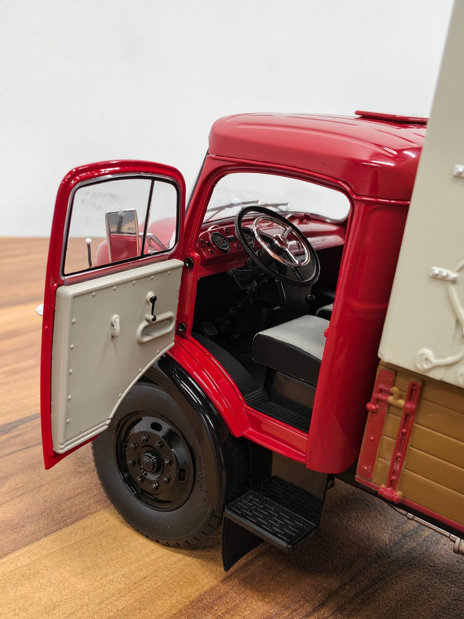 Mercedes-Benz L911 (Red) Scale 1/18 - Image 8