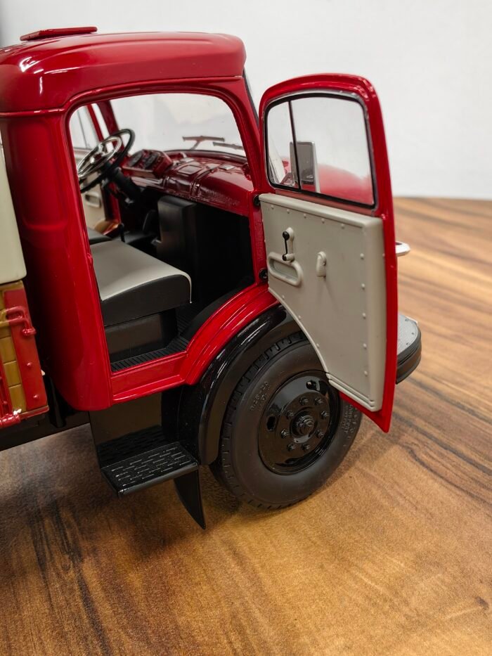 Mercedes-Benz L911 (Red) Scale 1/18 - Image 7