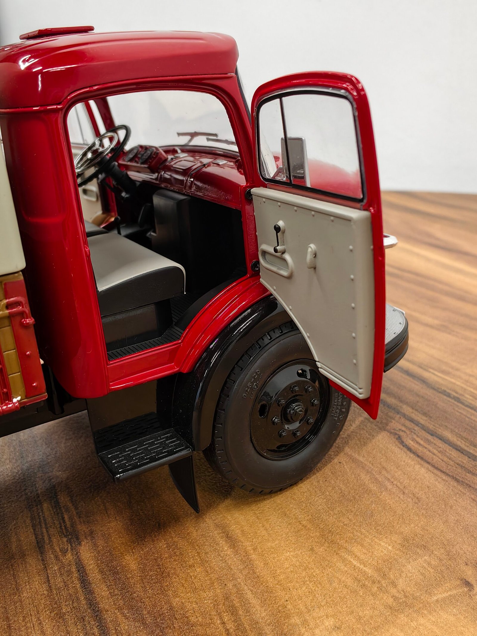 Mercedes-Benz L911 (Red) Scale 1/18 - Image 7