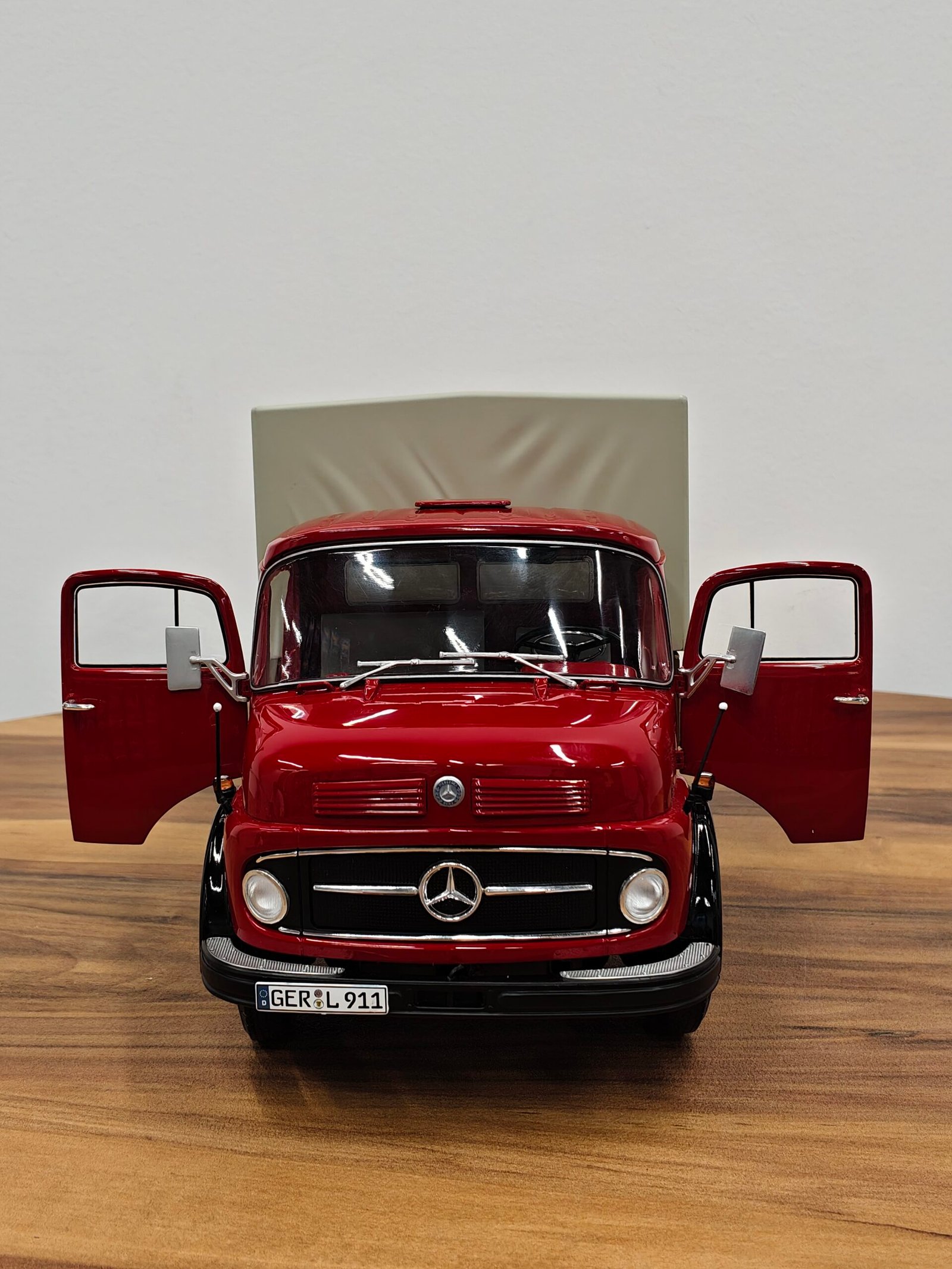 Mercedes-Benz L911 (Red) Scale 1/18 - Image 6