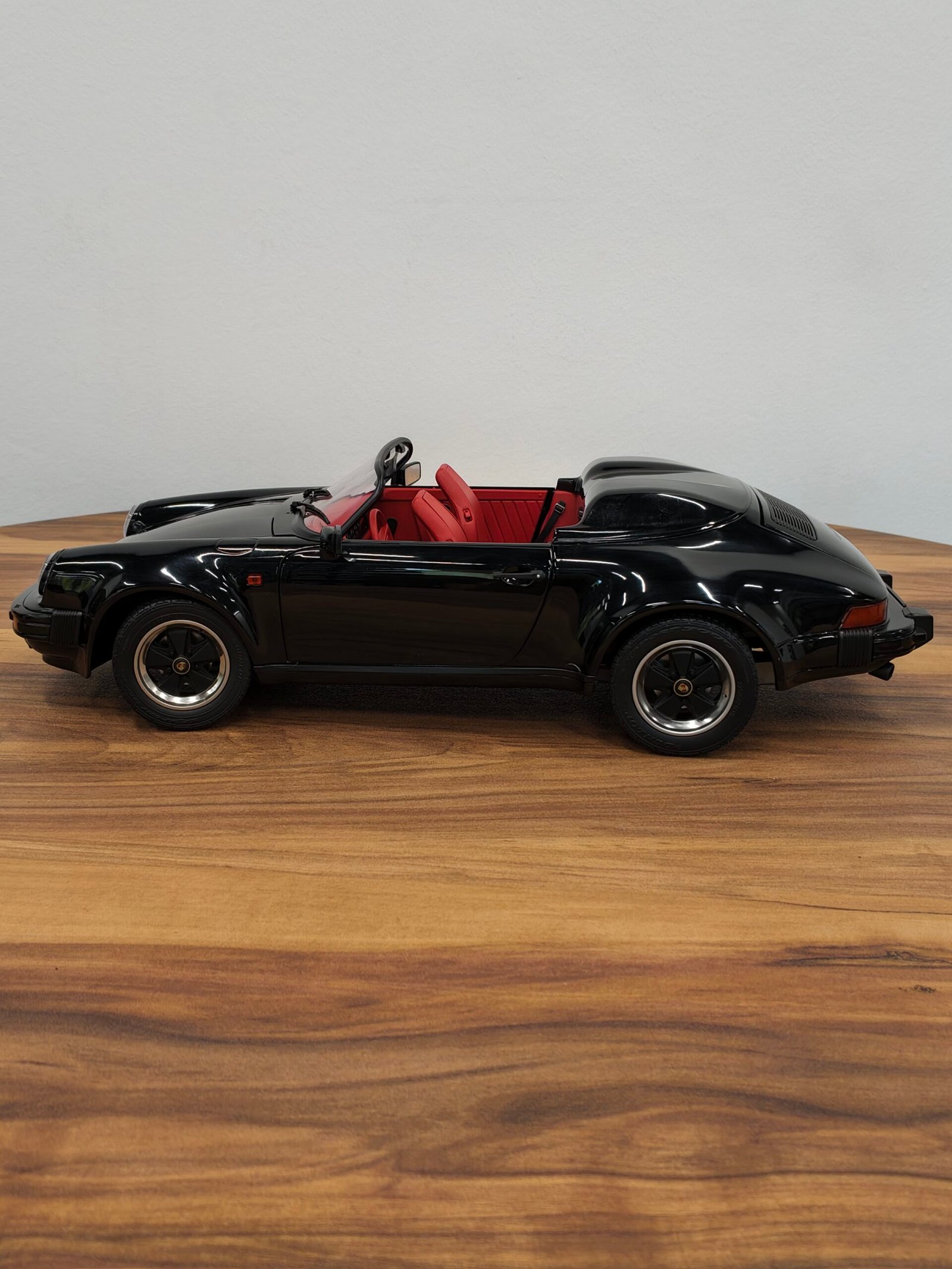 Porsche 911 Speedster 1989 schwarz/rot (Black) 1:12 - Image 3