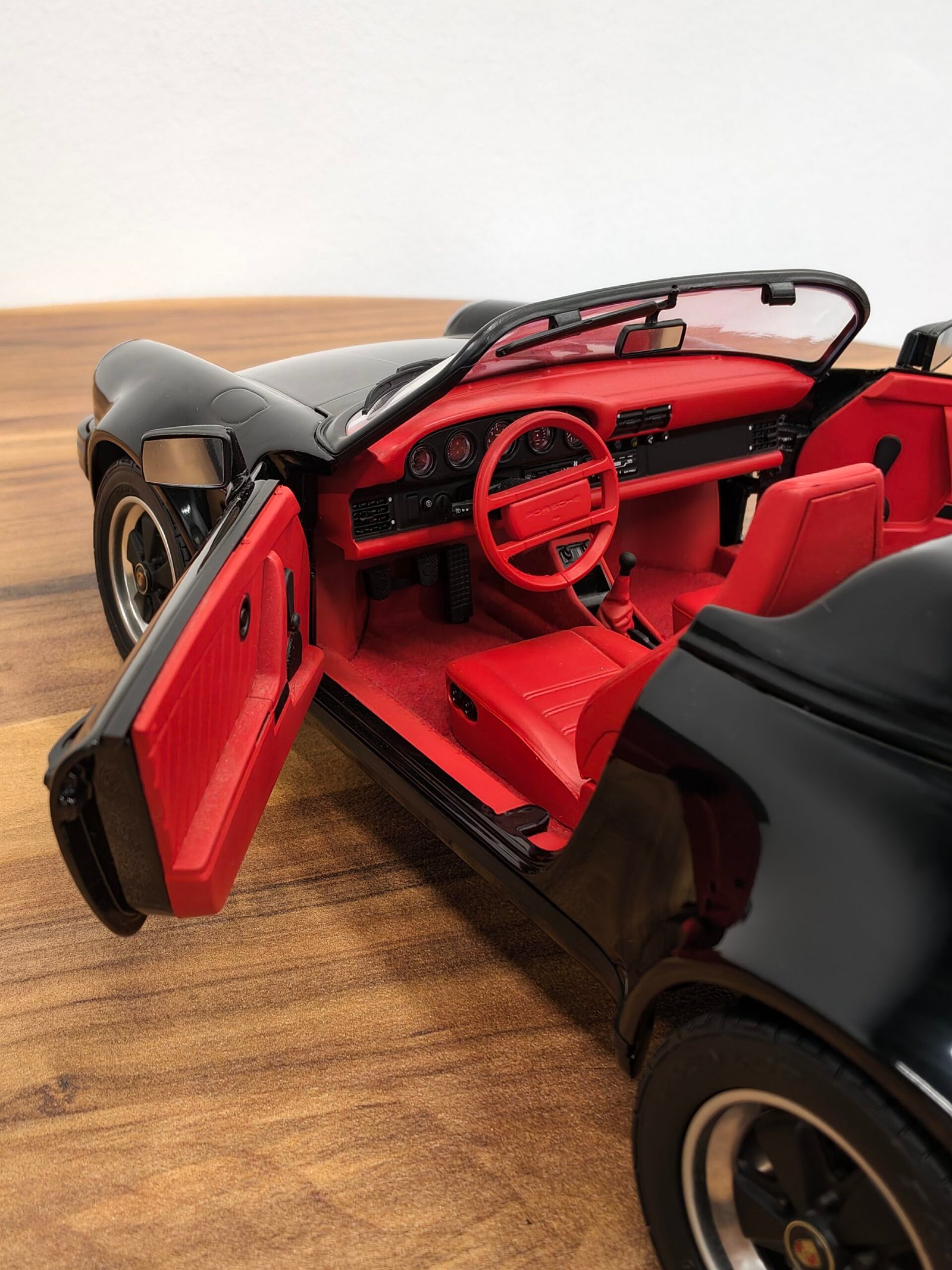 Porsche 911 Speedster 1989 schwarz/rot (Black) 1:12 - Image 5