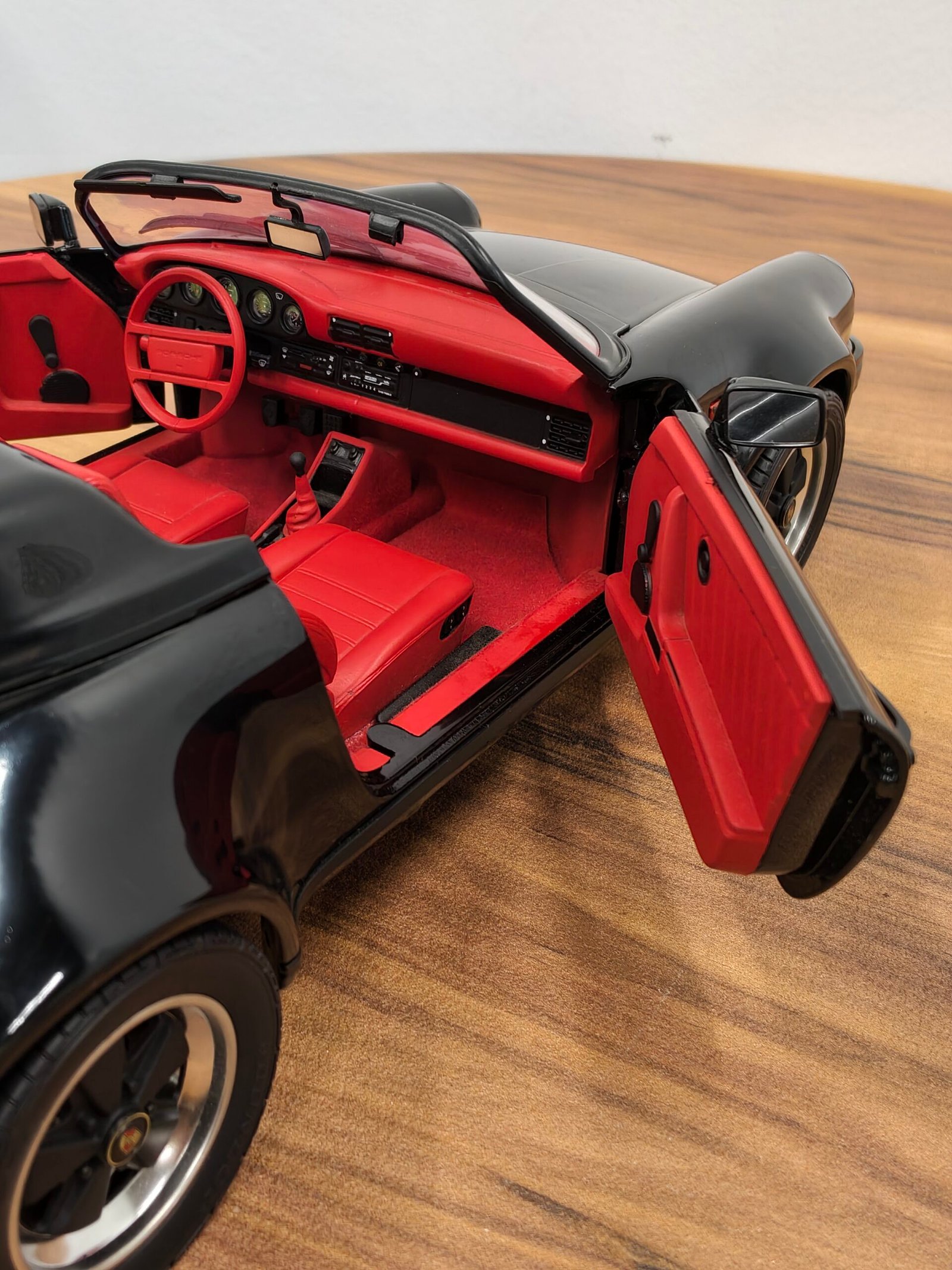 Porsche 911 Speedster 1989 schwarz/rot (Black) 1:12 - Image 6