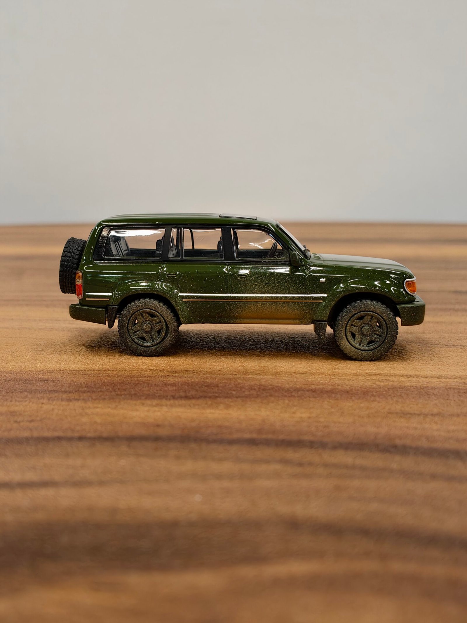 Toyota Land Cruiser LC80 1994 (Green) Scale 1/64 - Image 3