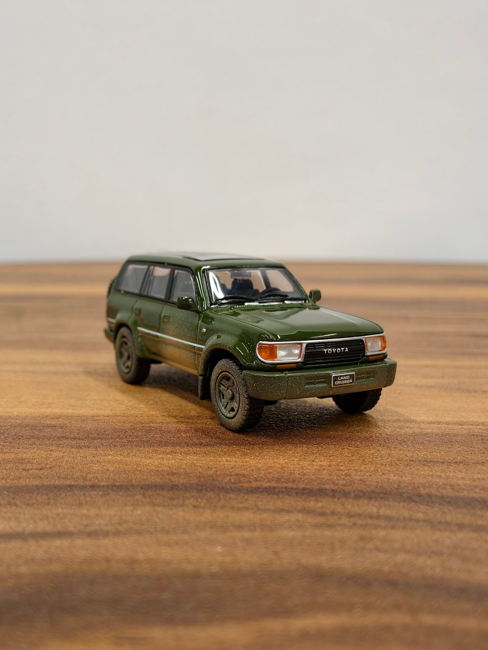 Toyota Land Cruiser LC80 1994 (Green) Scale 1/64 - Image 4
