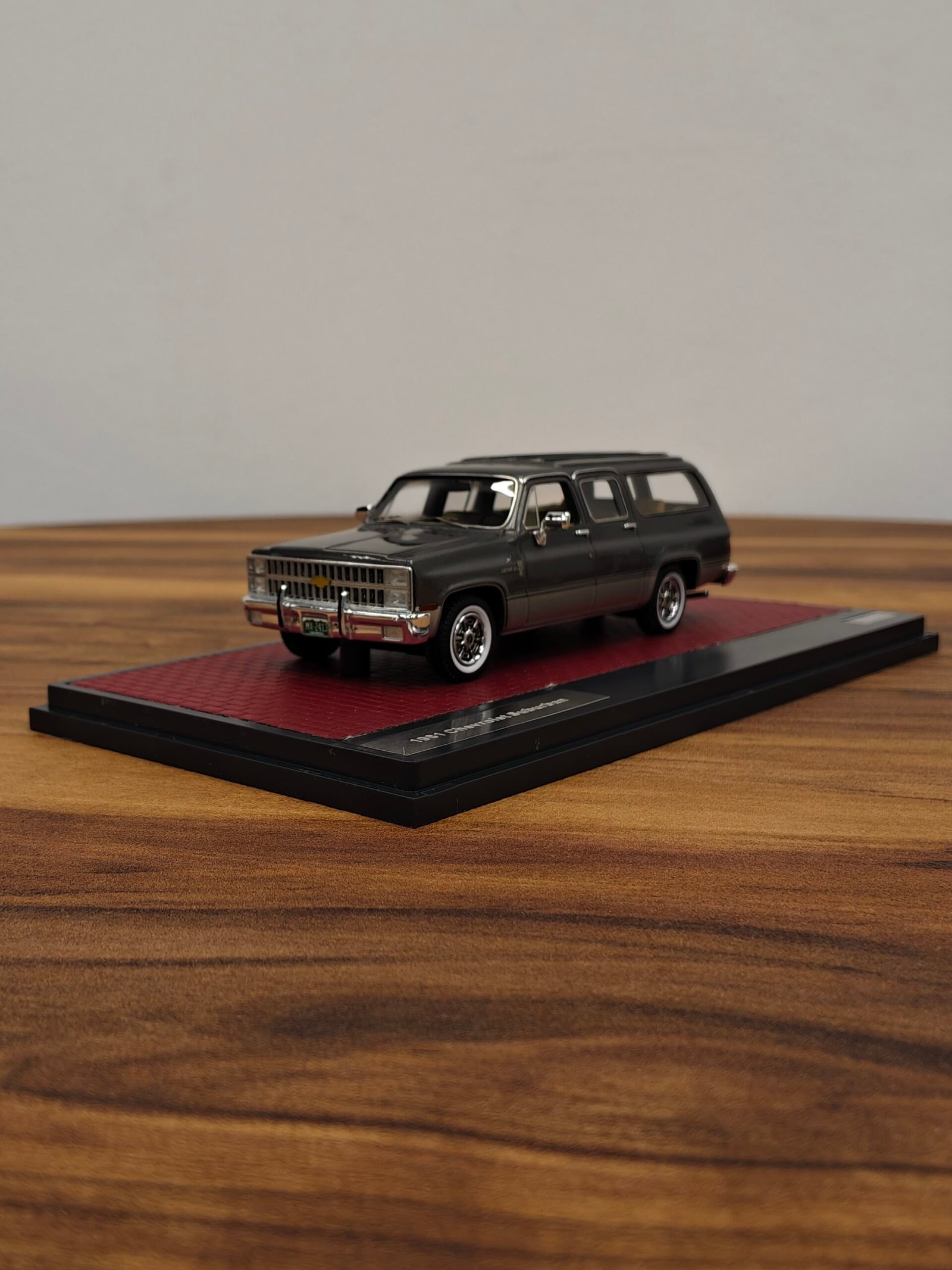 1981 Chevrolet Suburban 041/408 (Silver) Scale 1/43