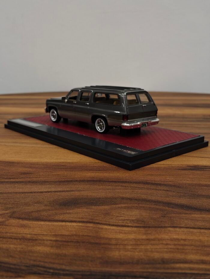 1981 Chevrolet Suburban 041/408 (Silver) Scale 1/43 - Image 2