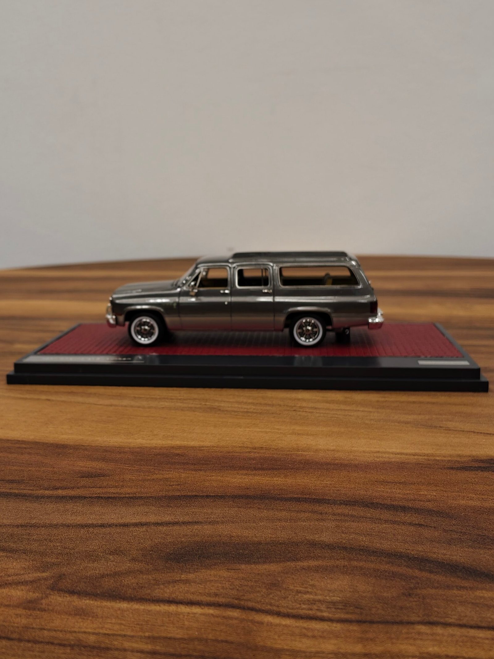 1981 Chevrolet Suburban 041/408 (Silver) Scale 1/43 - Image 3