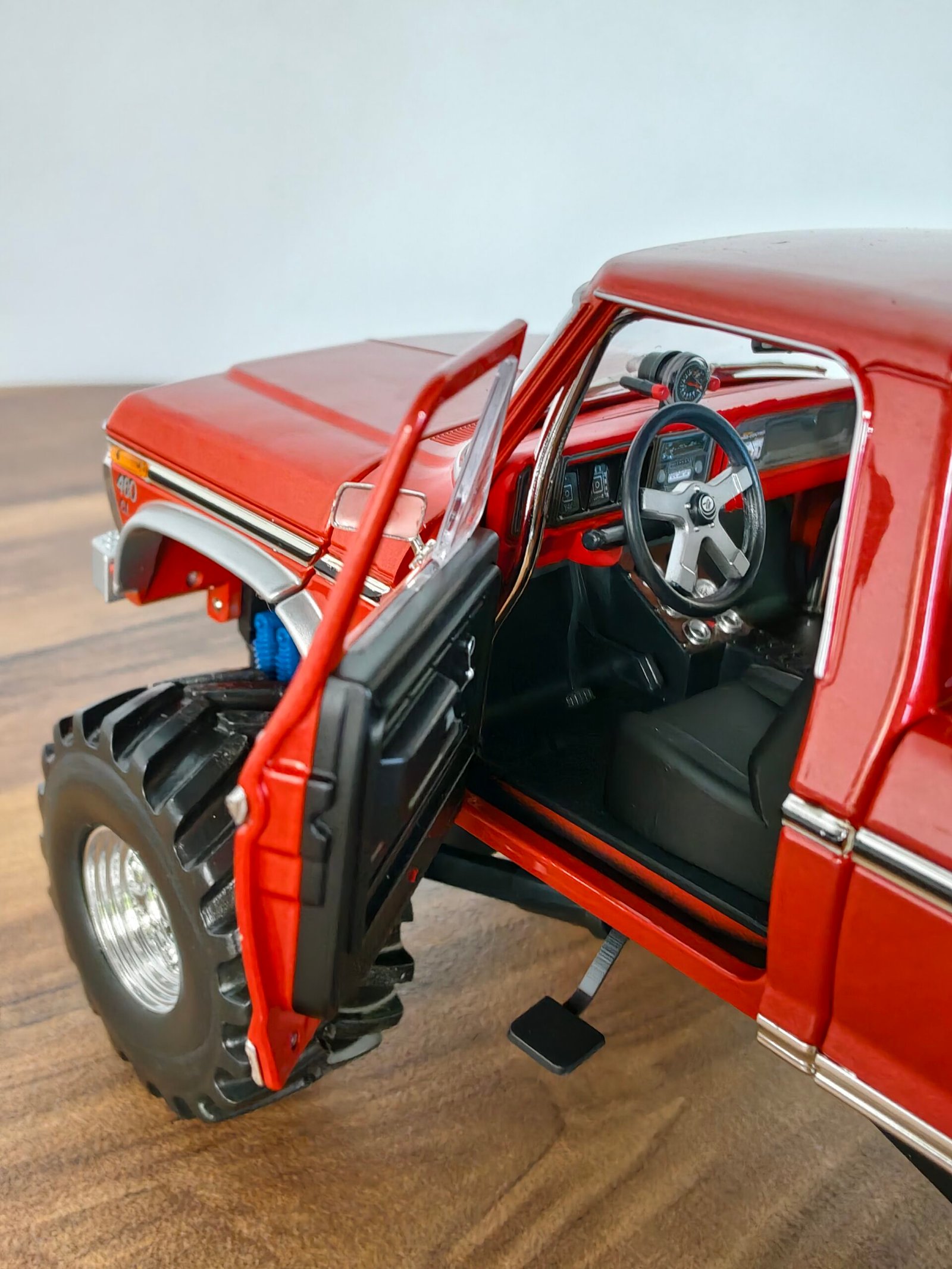Godzilla 1974 Ford F-250 Monster Truck w/ 48-inch Tires (Red) Scale 1/18 - Image 5