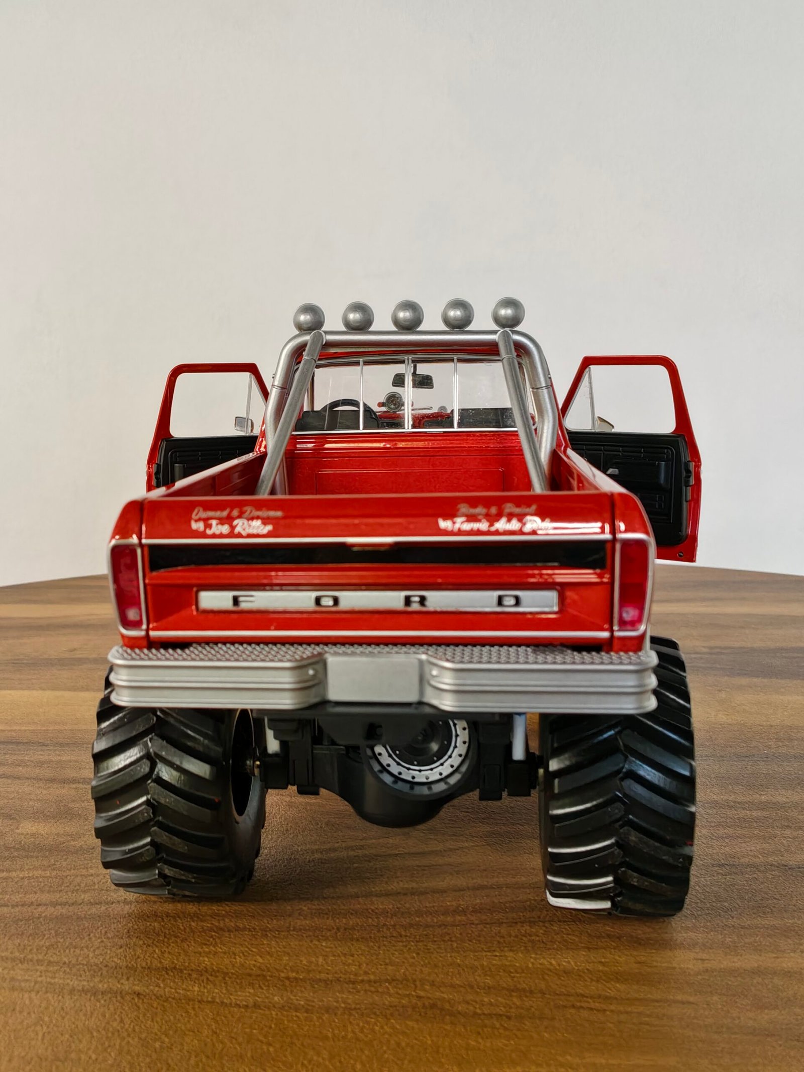 Godzilla 1974 Ford F-250 Monster Truck w/ 48-inch Tires (Red) Scale 1/18 - Image 7