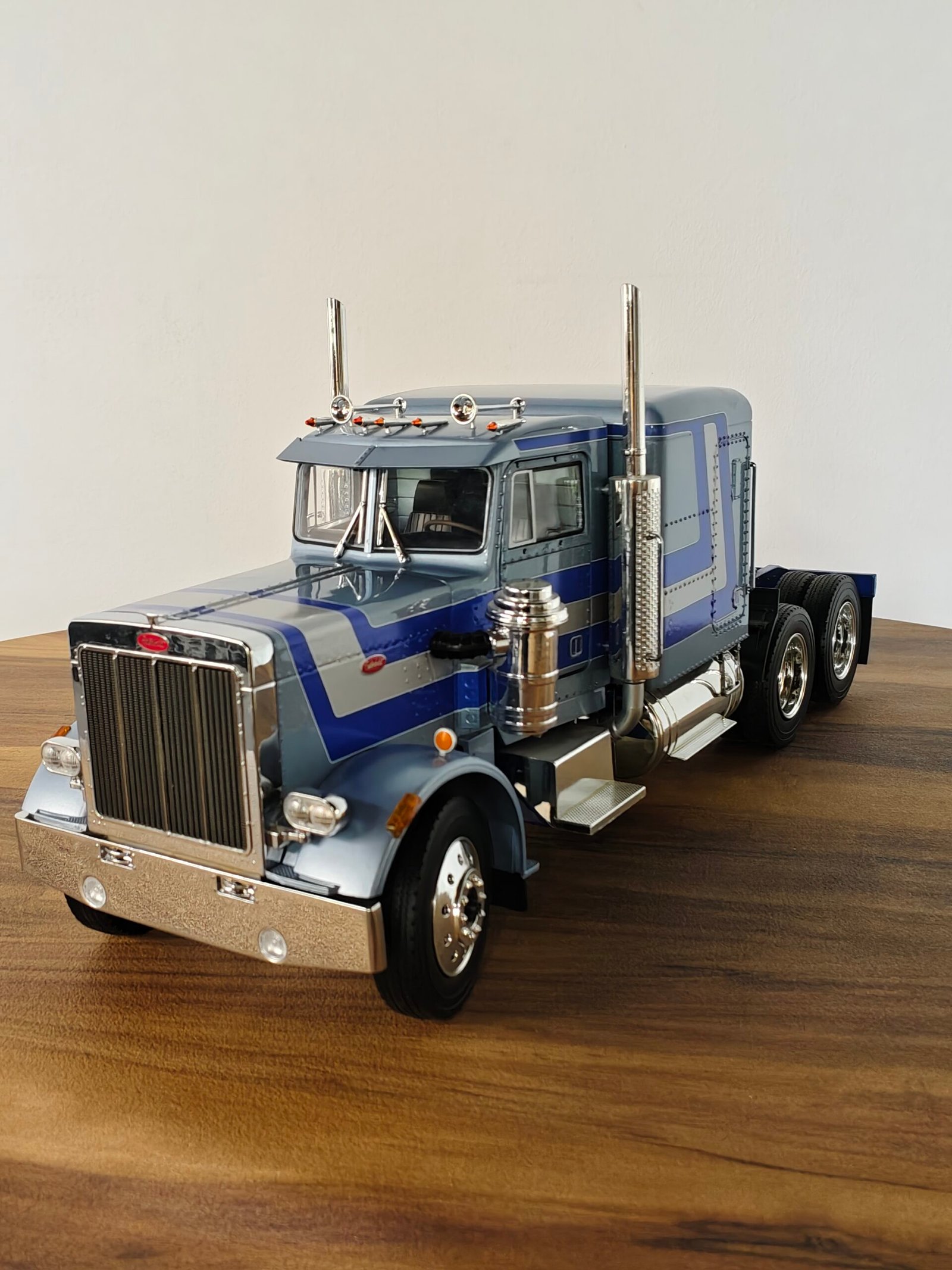 Road King Truck (Blue) Scale 1/18