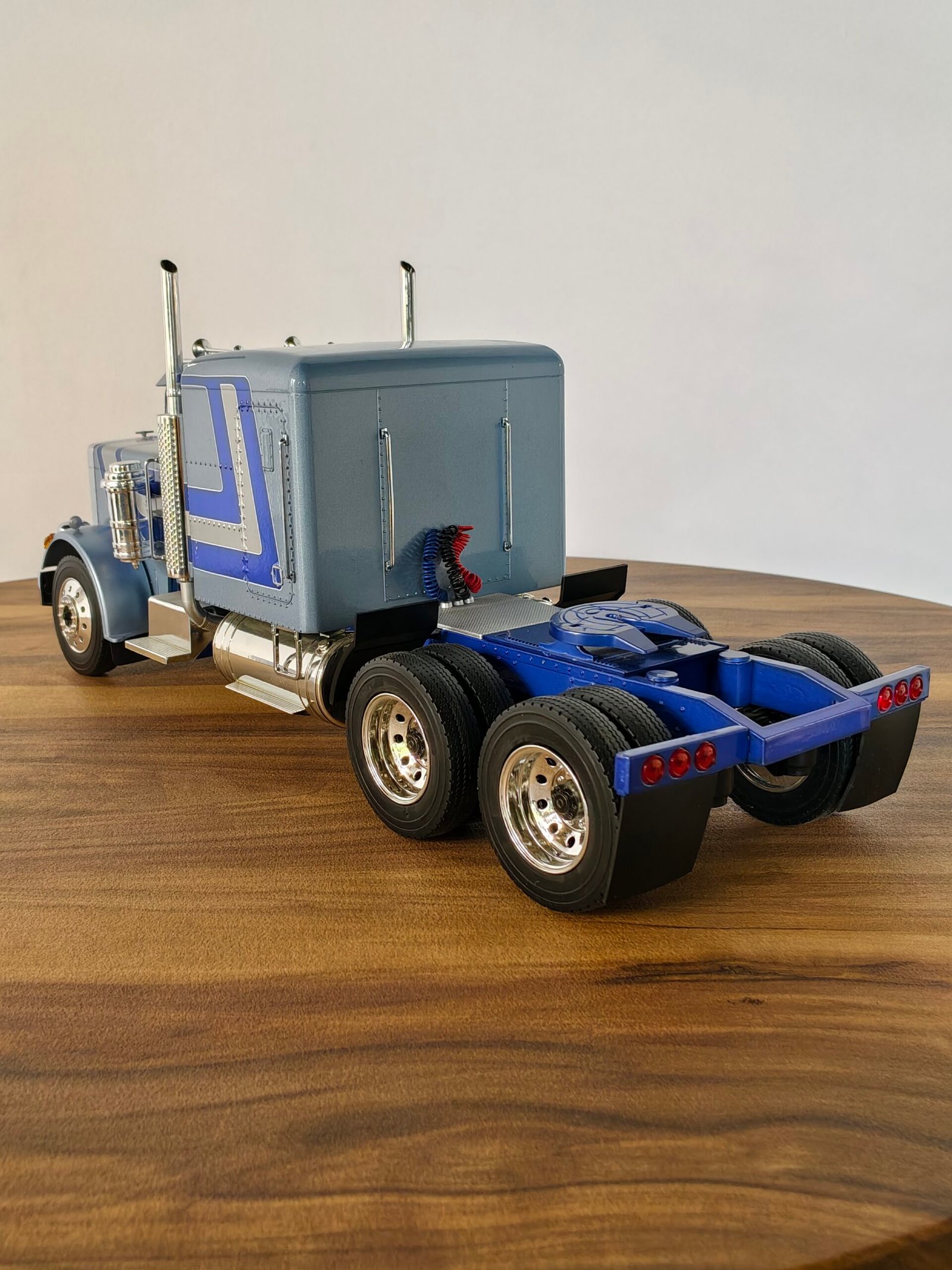 Road King Truck (Blue) Scale 1/18 - Image 2