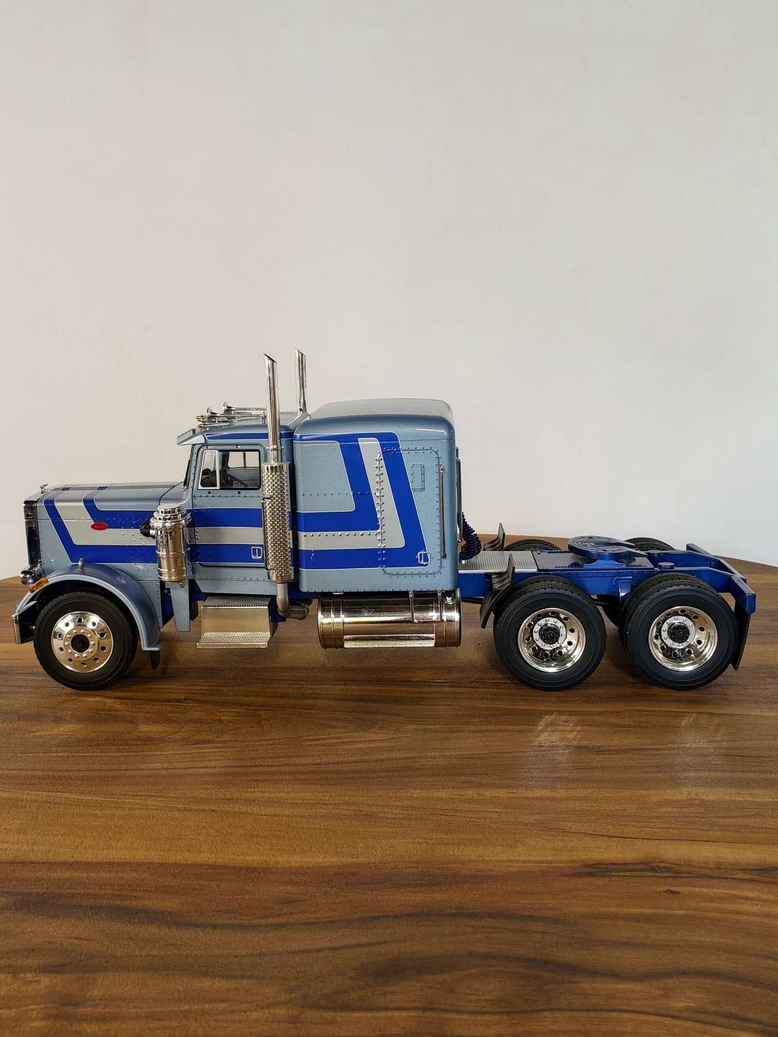 Road King Truck (Blue) Scale 1/18 - Image 3