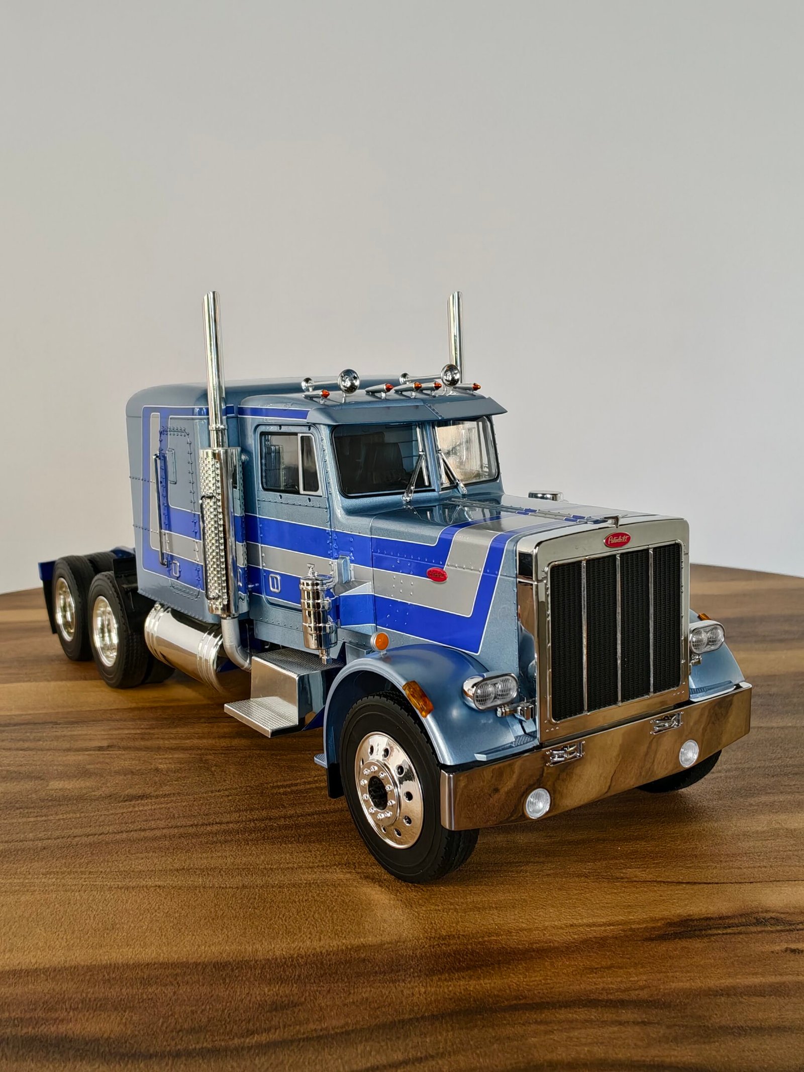 Road King Truck (Blue) Scale 1/18 - Image 4