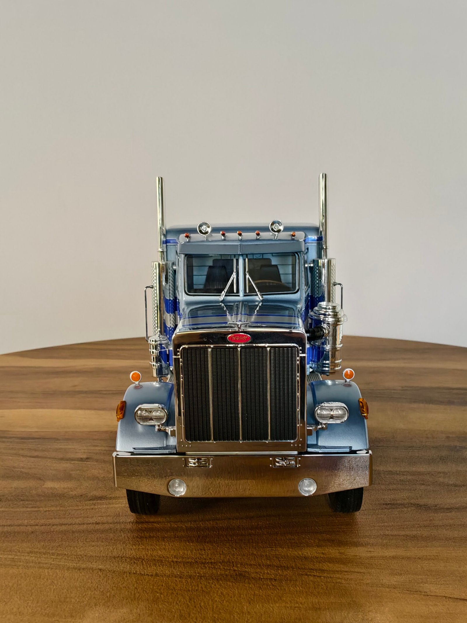 Road King Truck (Blue) Scale 1/18 - Image 5