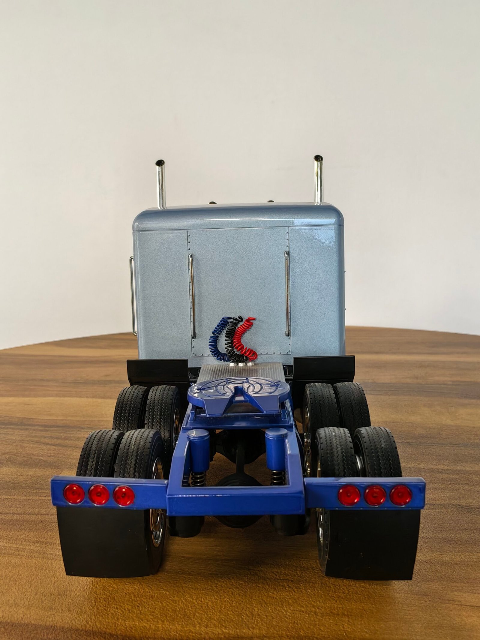 Road King Truck (Blue) Scale 1/18 - Image 6
