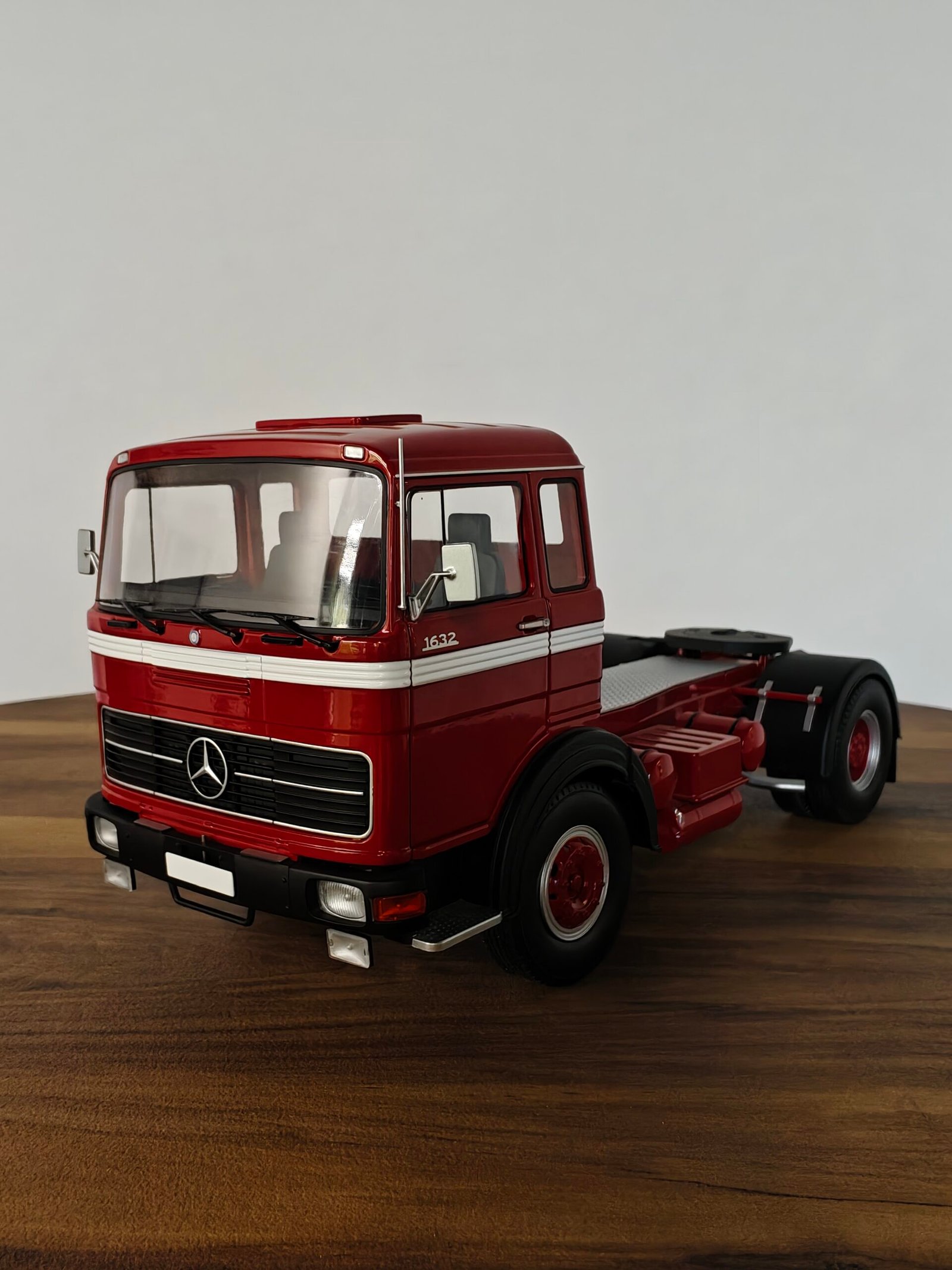 Road King Truck (Red) Scale 1/18