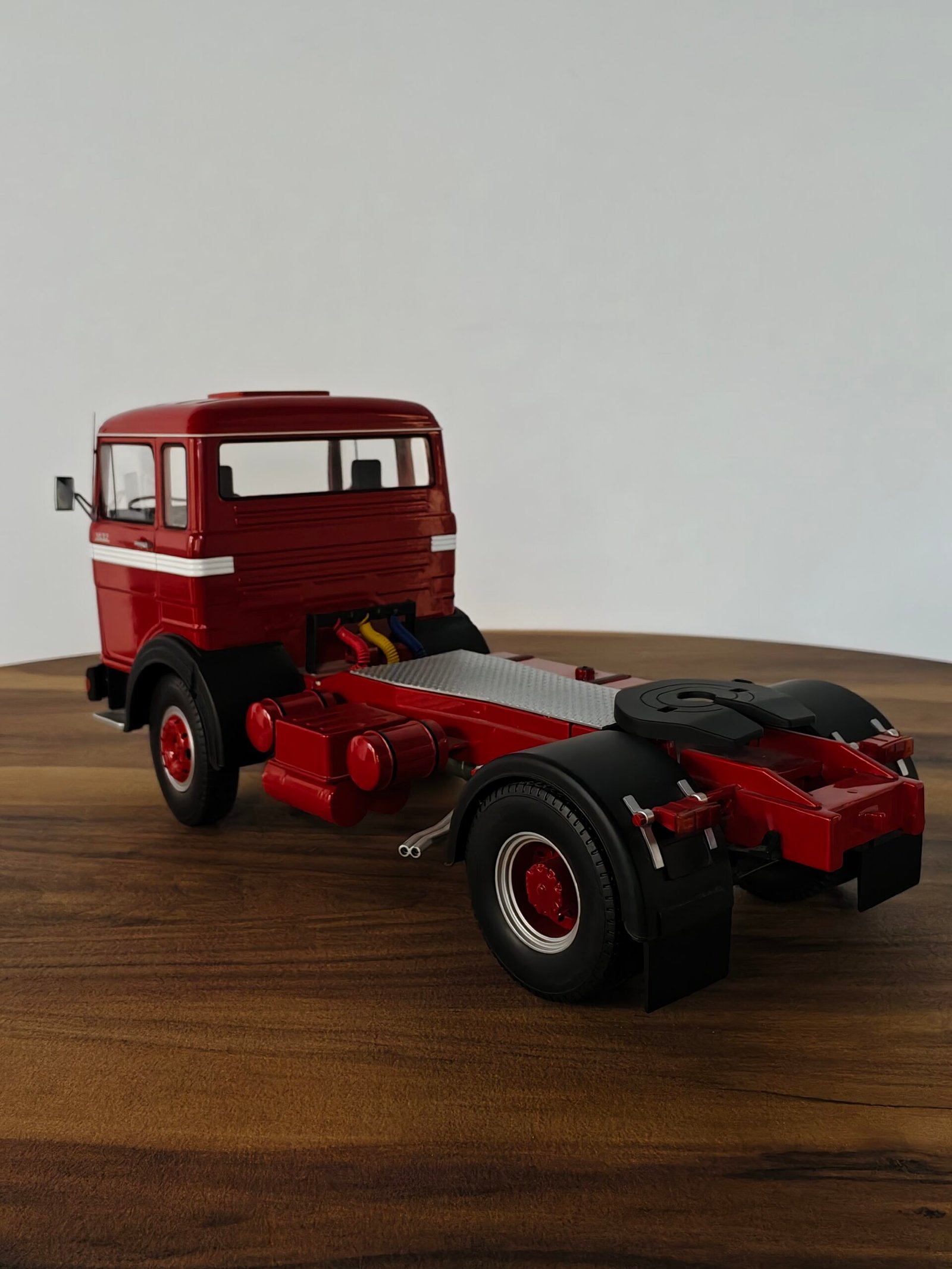 Road King Truck (Red) Scale 1/18 - Image 2