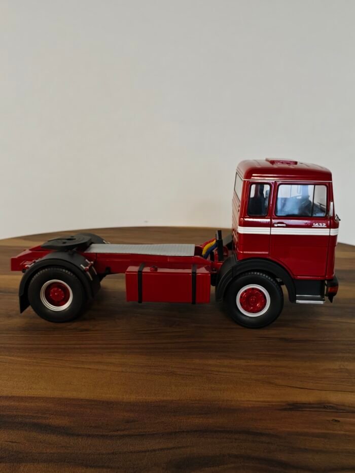 Road King Truck (Red) Scale 1/18 - Image 3