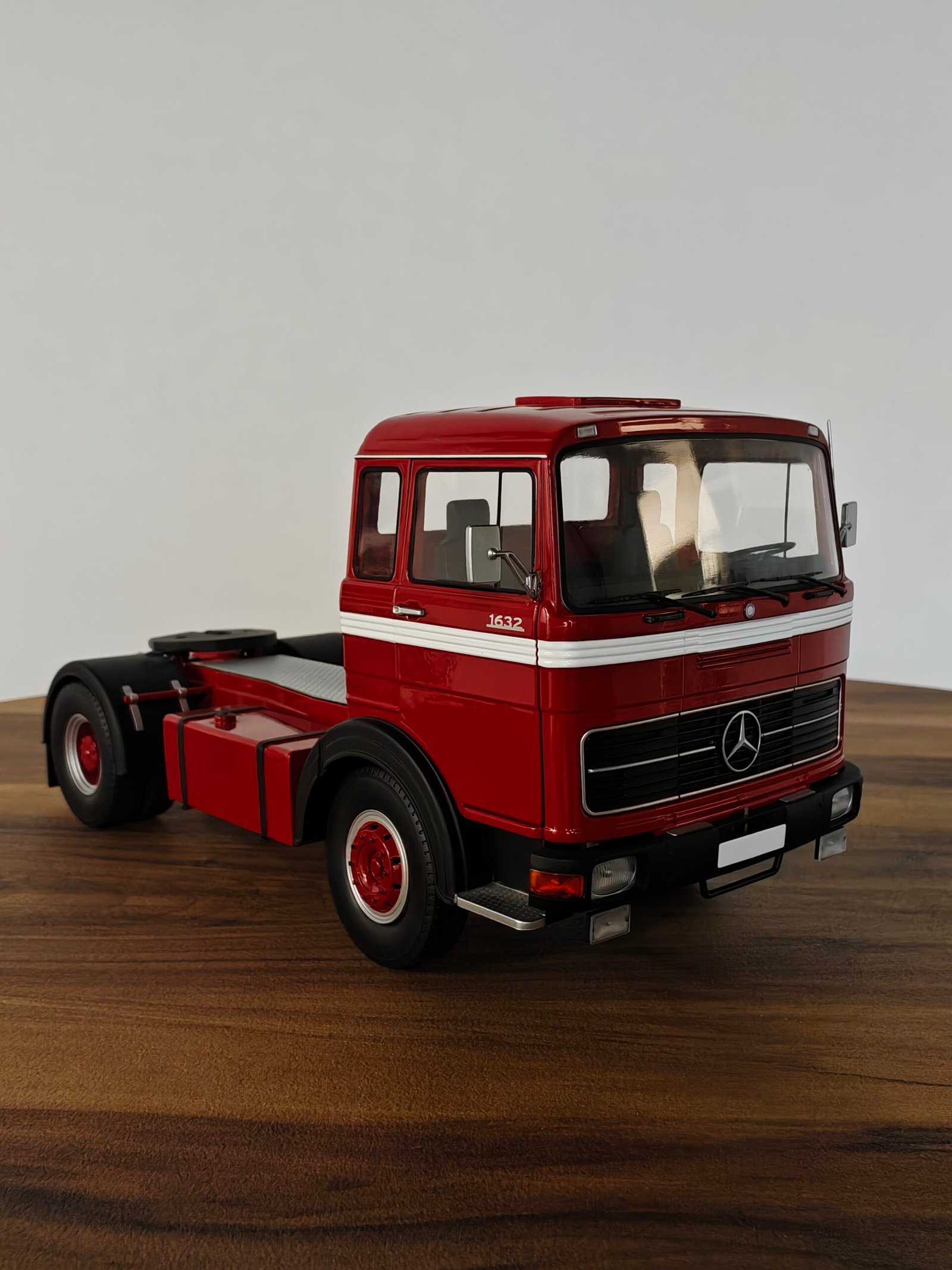 Road King Truck (Red) Scale 1/18 - Image 4