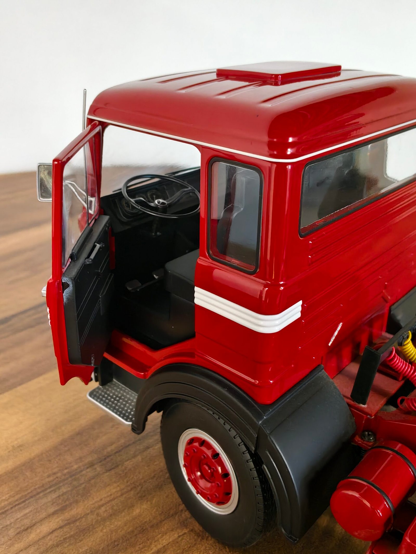 Road King Truck (Red) Scale 1/18 - Image 6