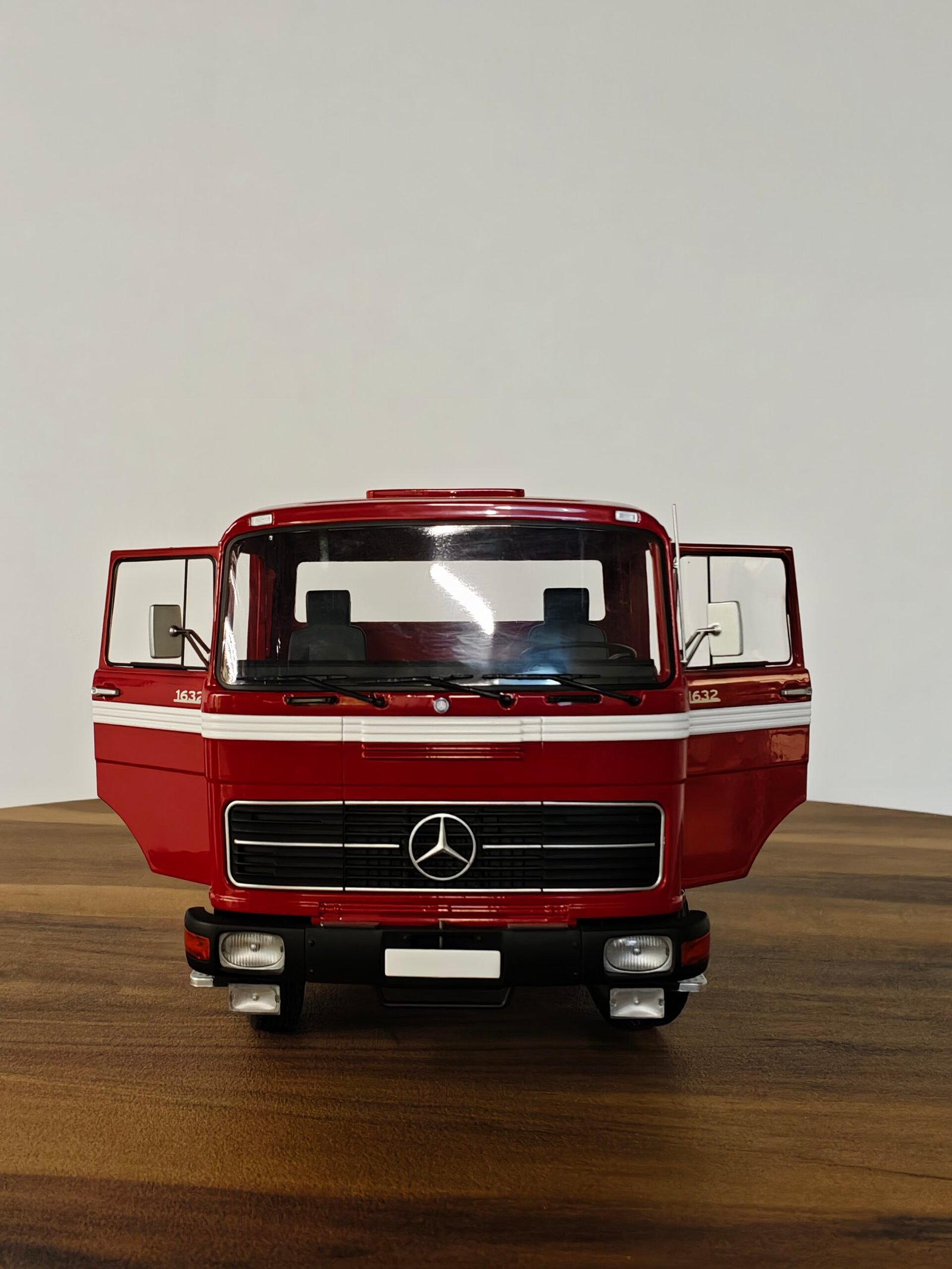 Road King Truck (Red) Scale 1/18 - Image 8