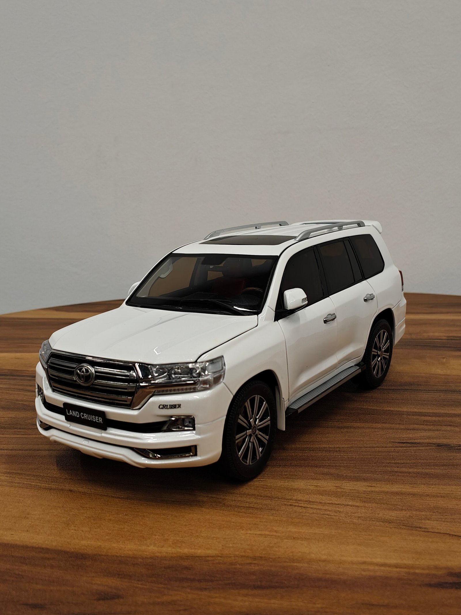 Toyota Land Cruiser (White) Scale 1/18