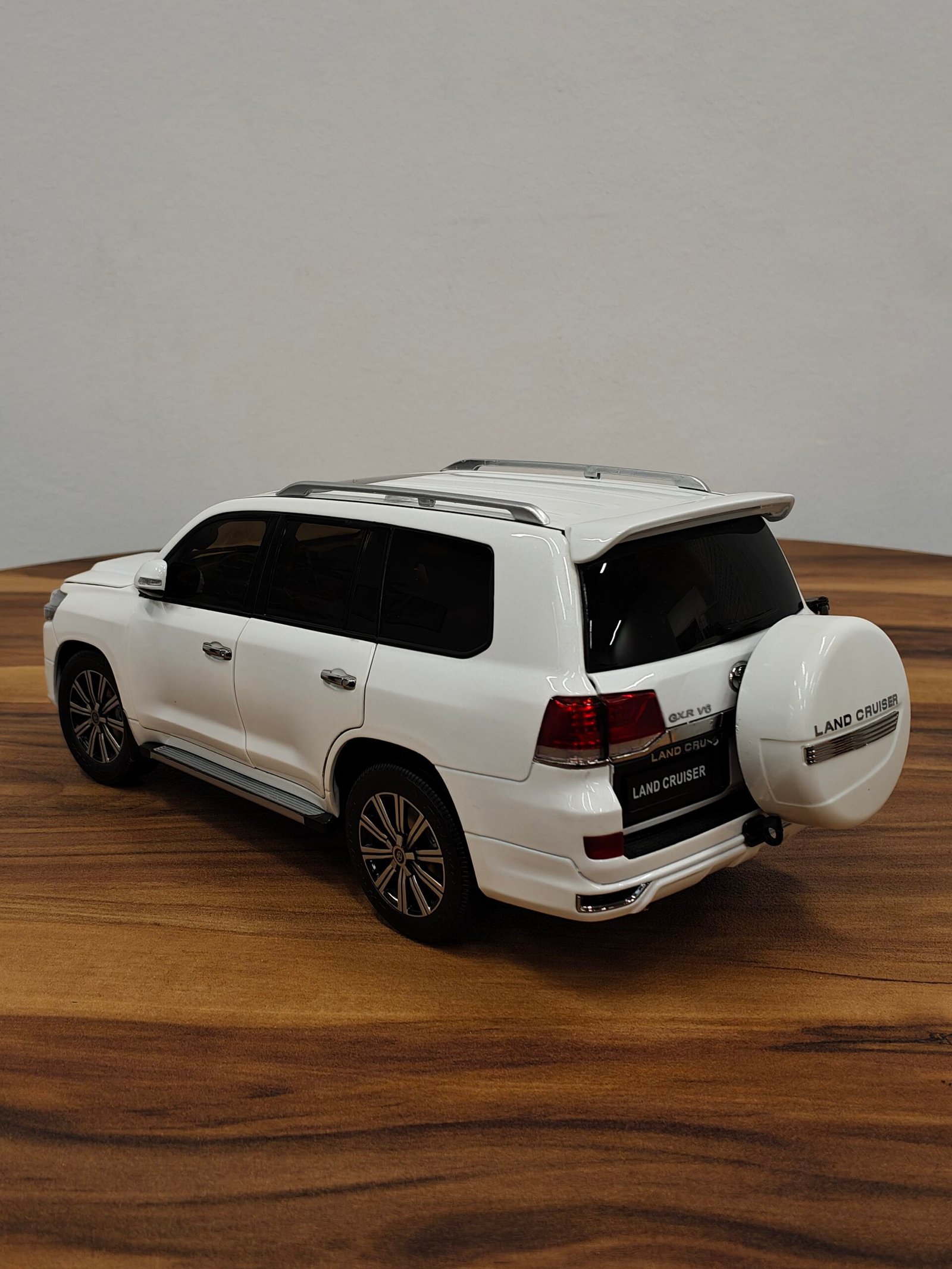 Toyota Land Cruiser (White) Scale 1/18 - Image 2