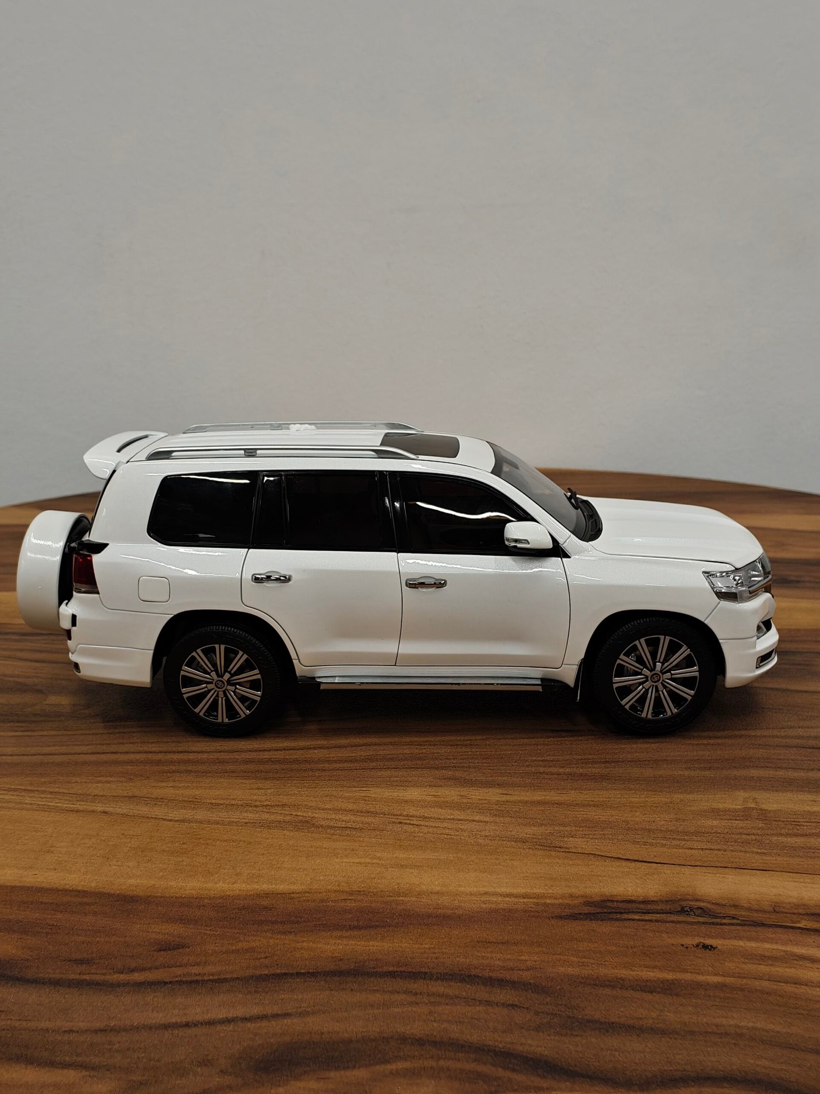 Toyota Land Cruiser (White) Scale 1/18 - Image 3