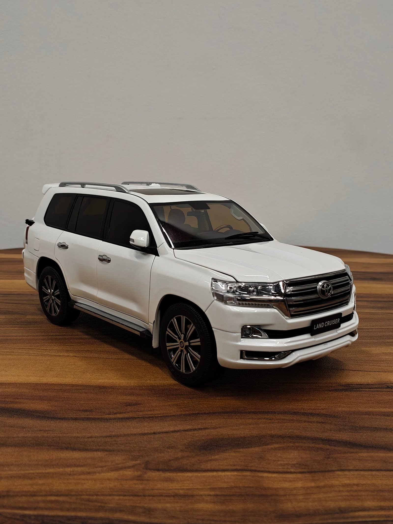Toyota Land Cruiser (White) Scale 1/18 - Image 4