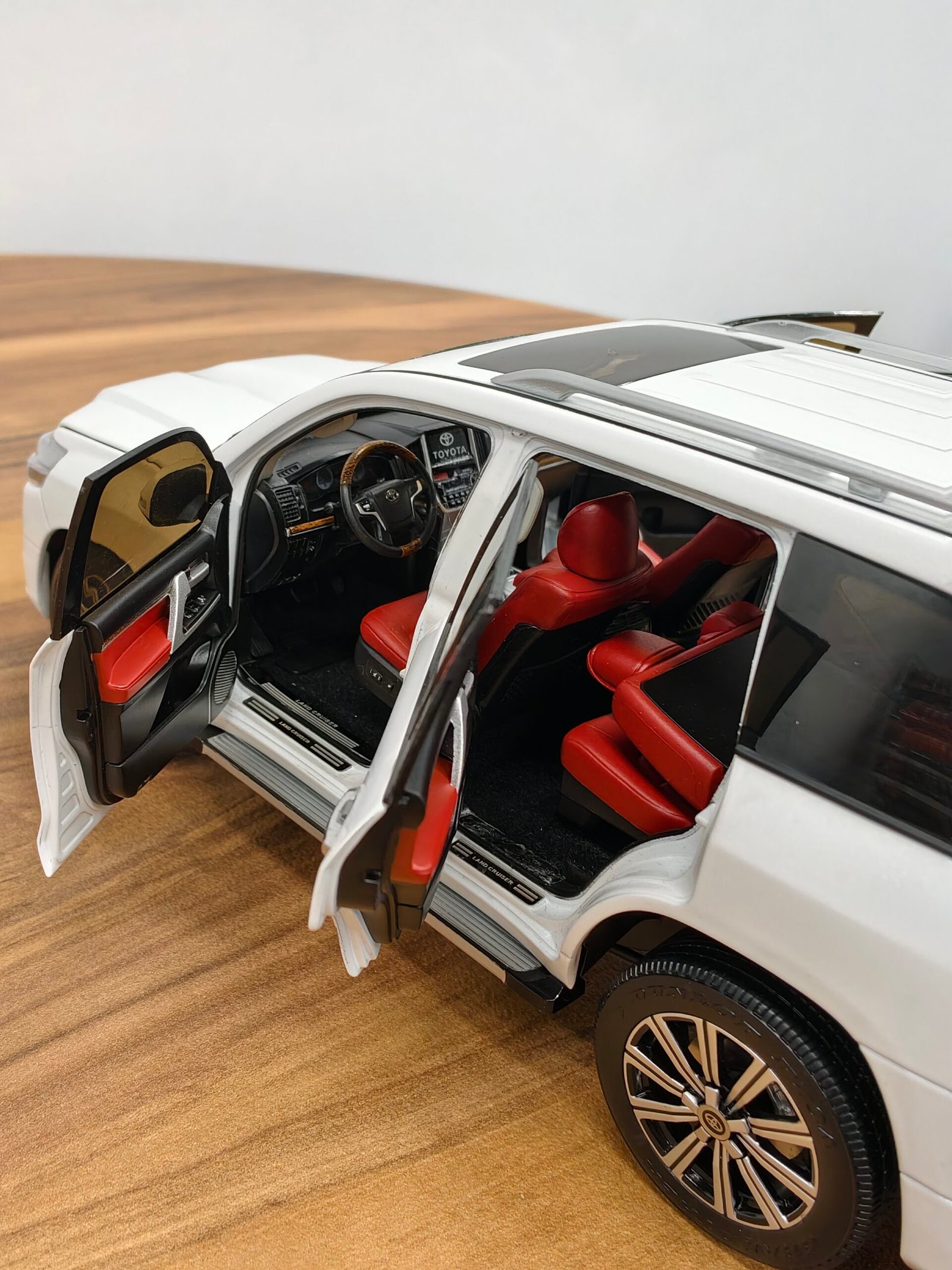 Toyota Land Cruiser (White) Scale 1/18 - Image 6