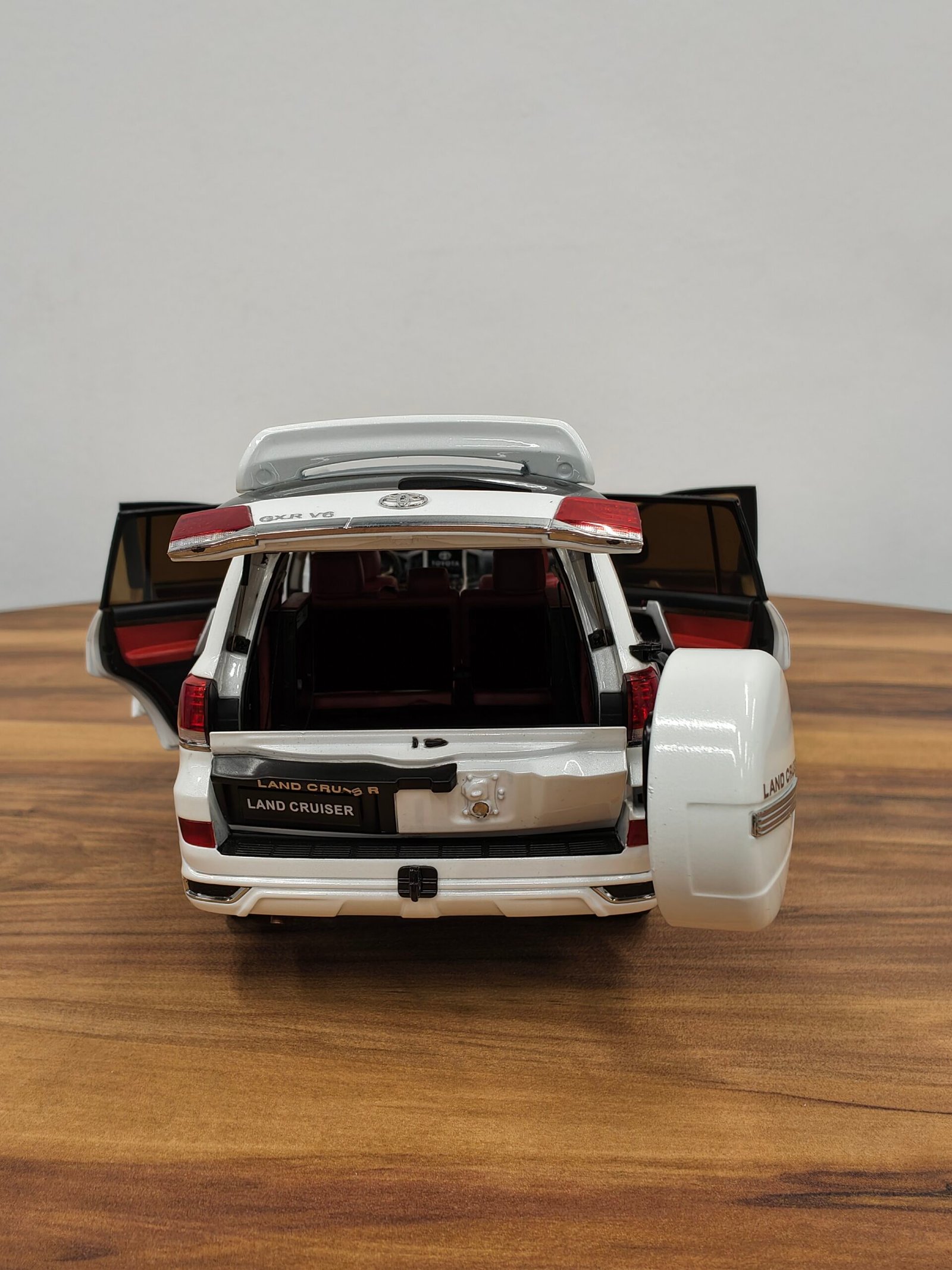 Toyota Land Cruiser (White) Scale 1/18 - Image 7