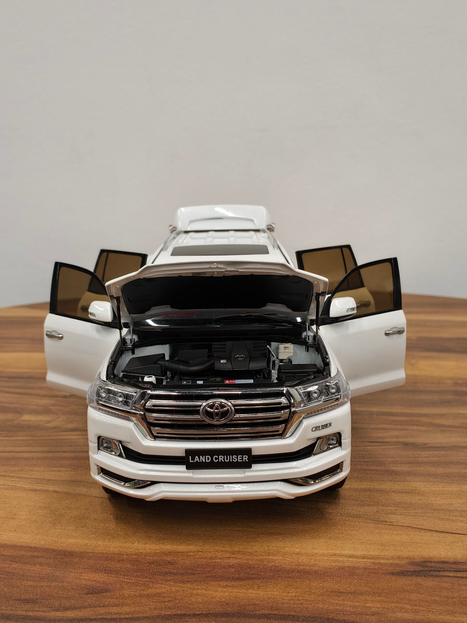 Toyota Land Cruiser (White) Scale 1/18 - Image 8