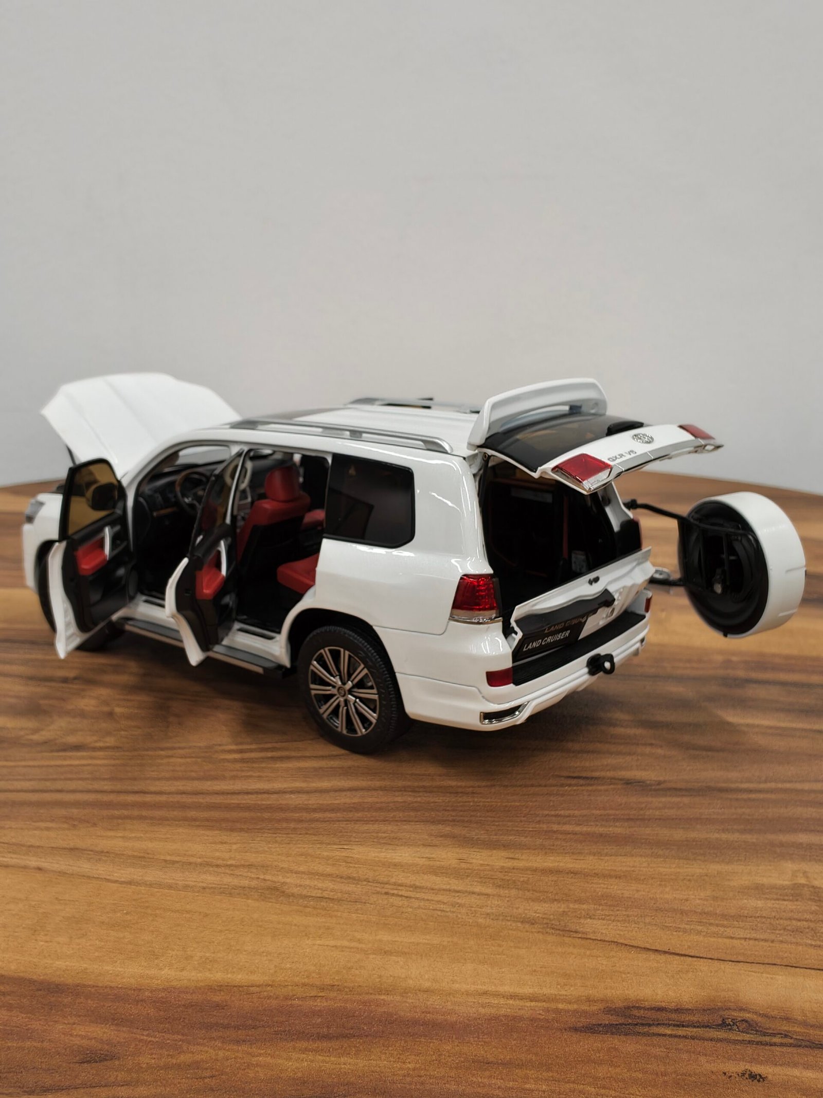 Toyota Land Cruiser (White) Scale 1/18 - Image 9